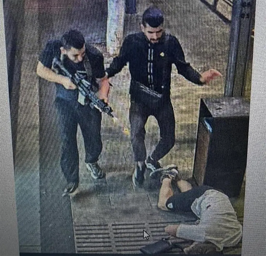 Bild einer Überwachungskamera der beiden Terroristen während des Anschlags