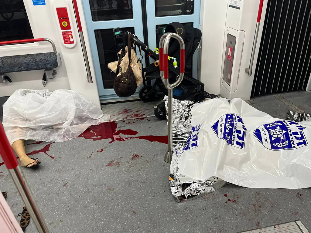 Abgedeckte Opfer im Wagon neben einem Kinderwagen