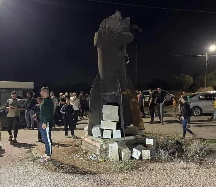 Foto der aufgerichteten Rakete, vor der Palästinenser posieren