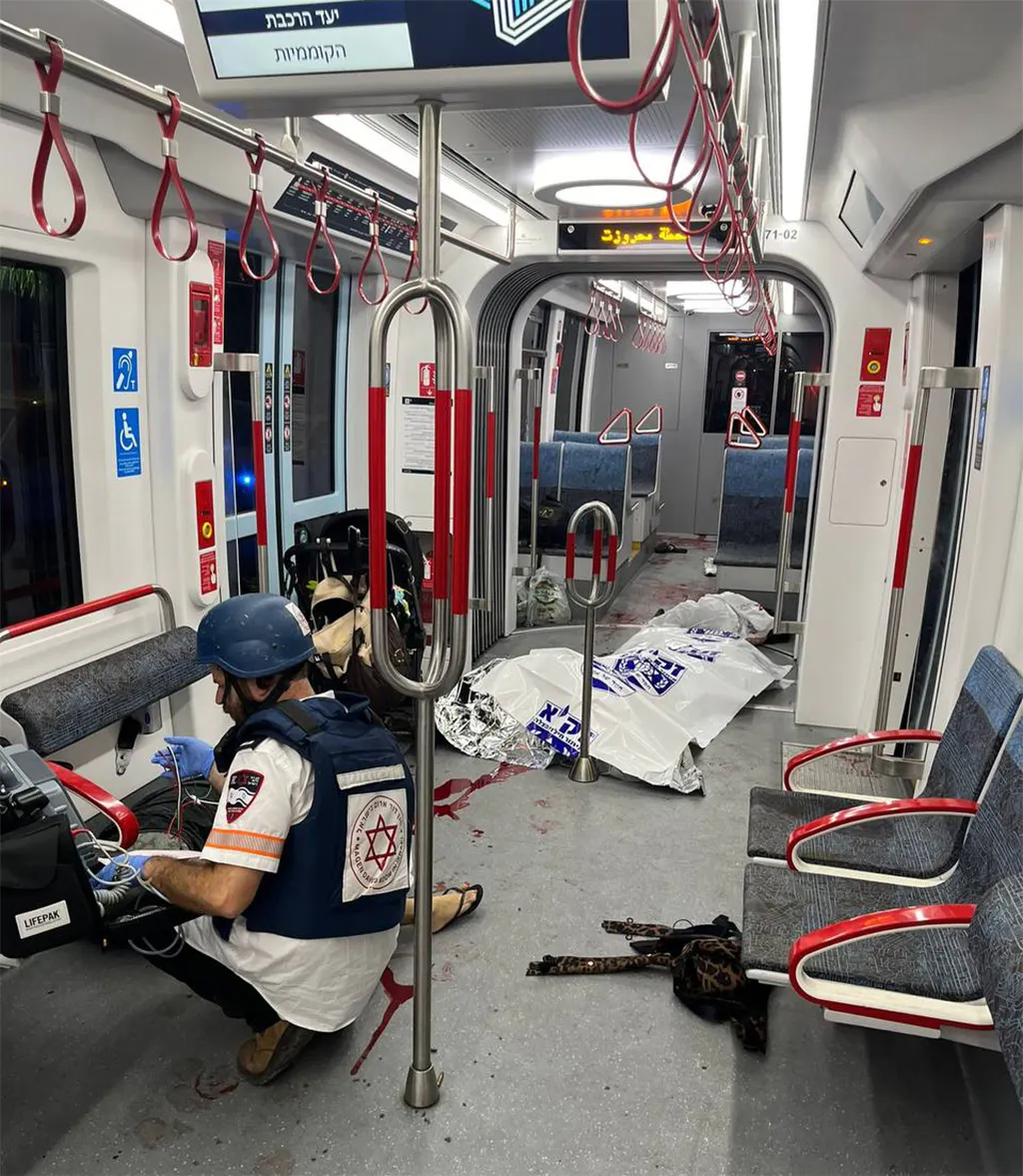 Ein Sanitäter versorgt im Wagon eine Verletzte