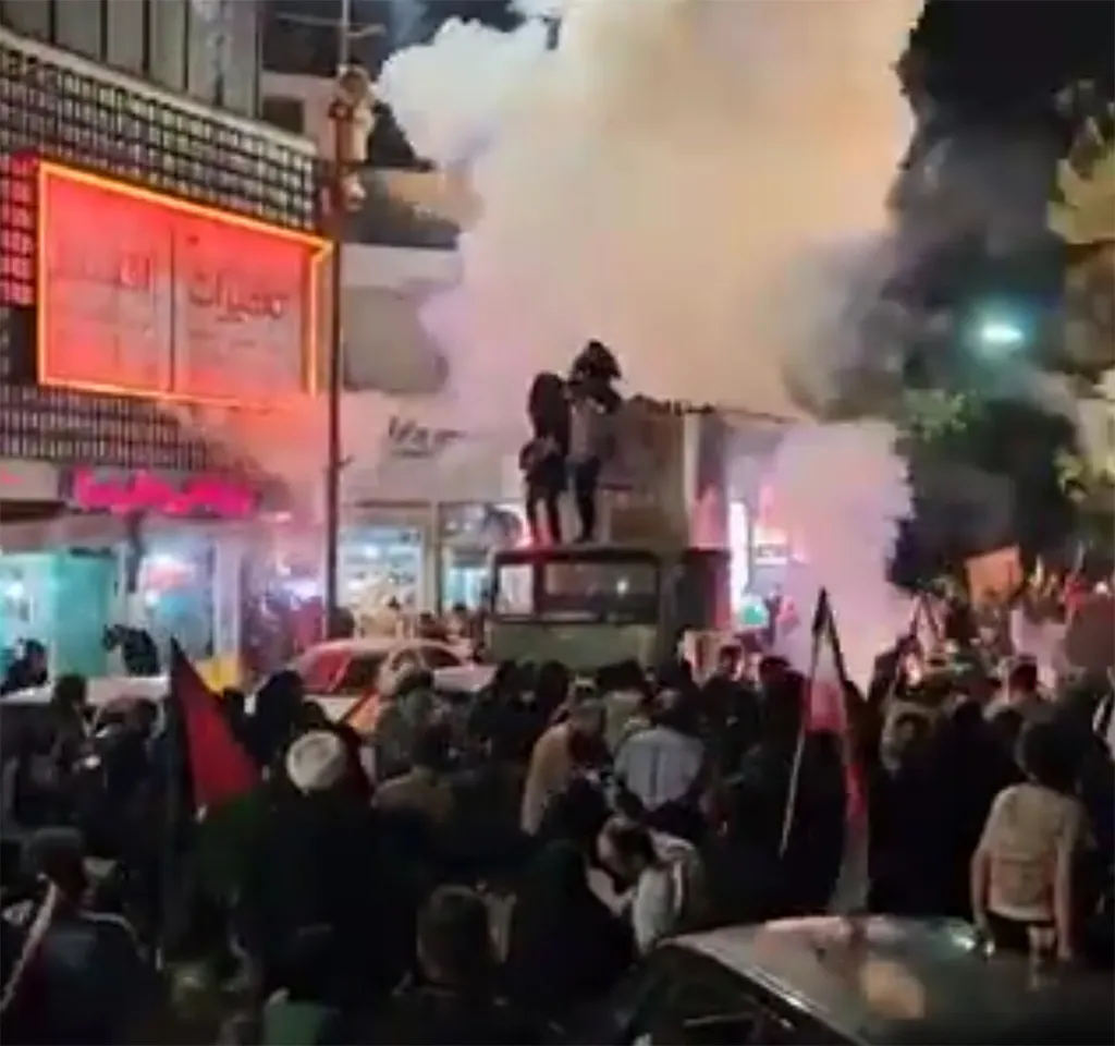 Screenshot eines Videos des brennenden Wagens