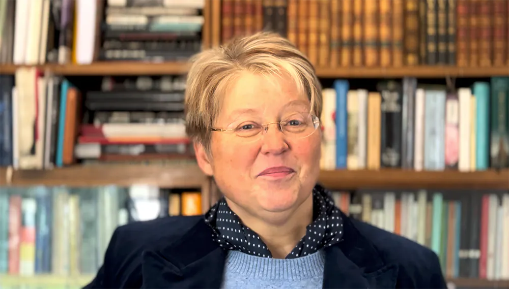 Porträt von Dr. Edith Raim vor ihrer Bücherwand im Jahr 2024