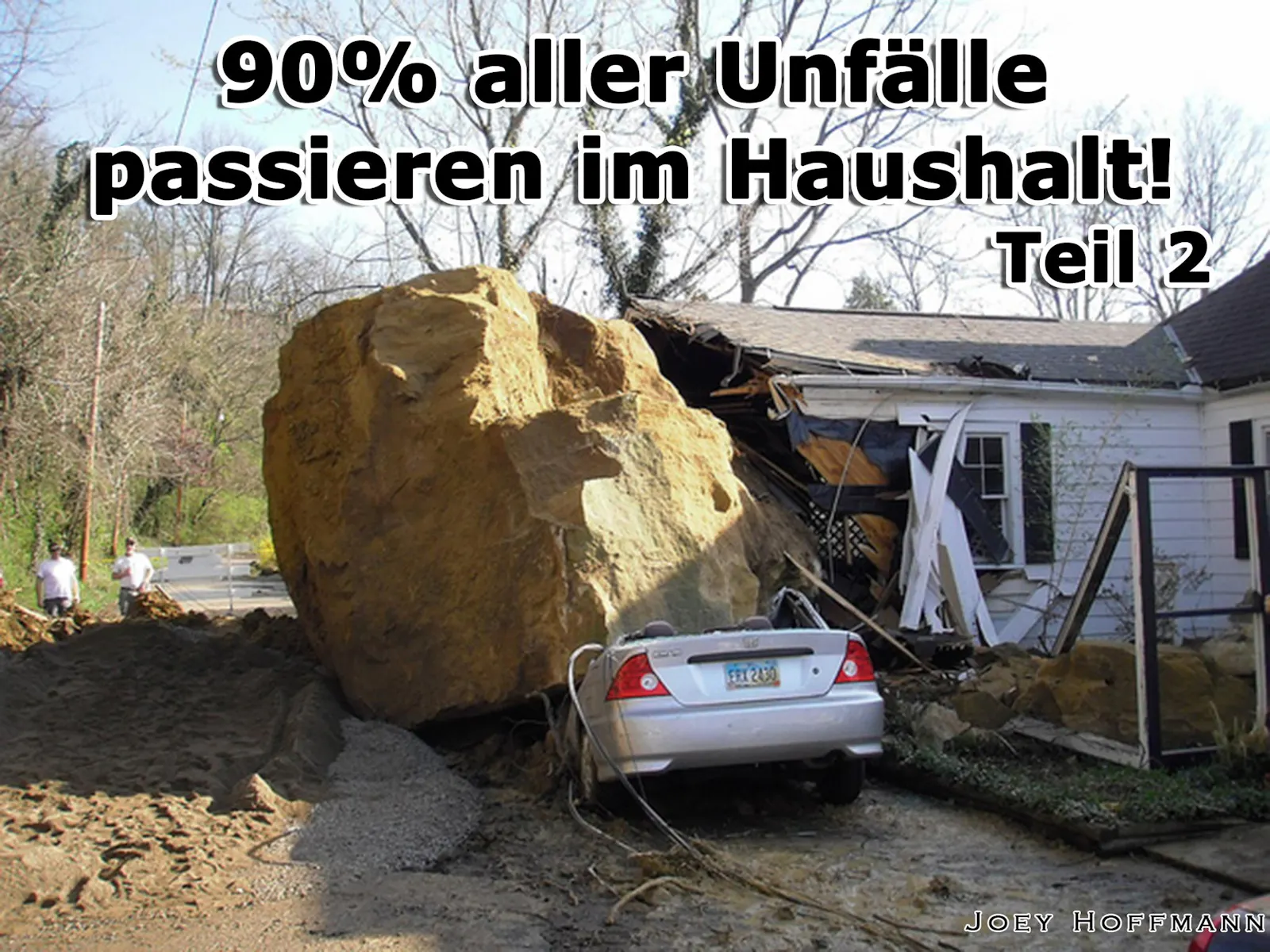 Foto eines riesigen Steins, der nach einem Erdrutsch ein halbes Haus und ein Auto unter sich begraben hat.
