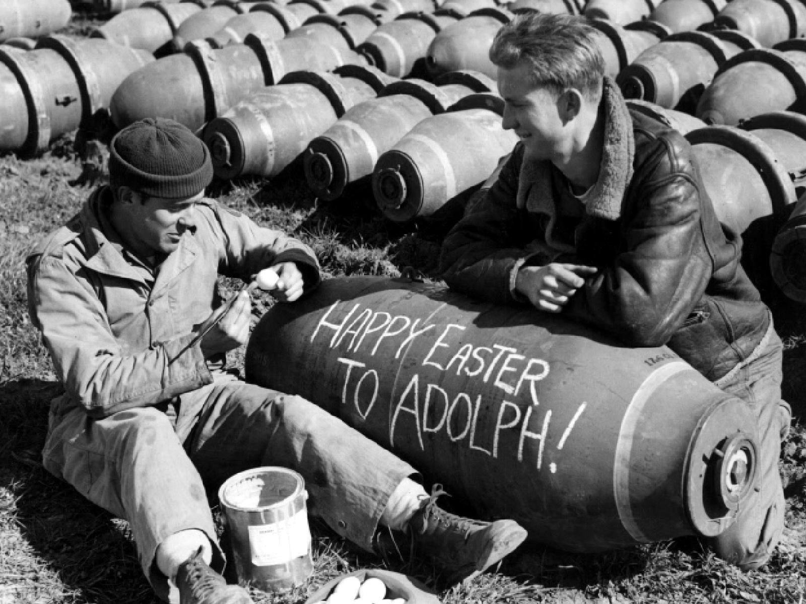 Zwei amerikanische Soldaten mit einer Bombe, auf der "Happy Easter, Adolph" geschrieben wurde.