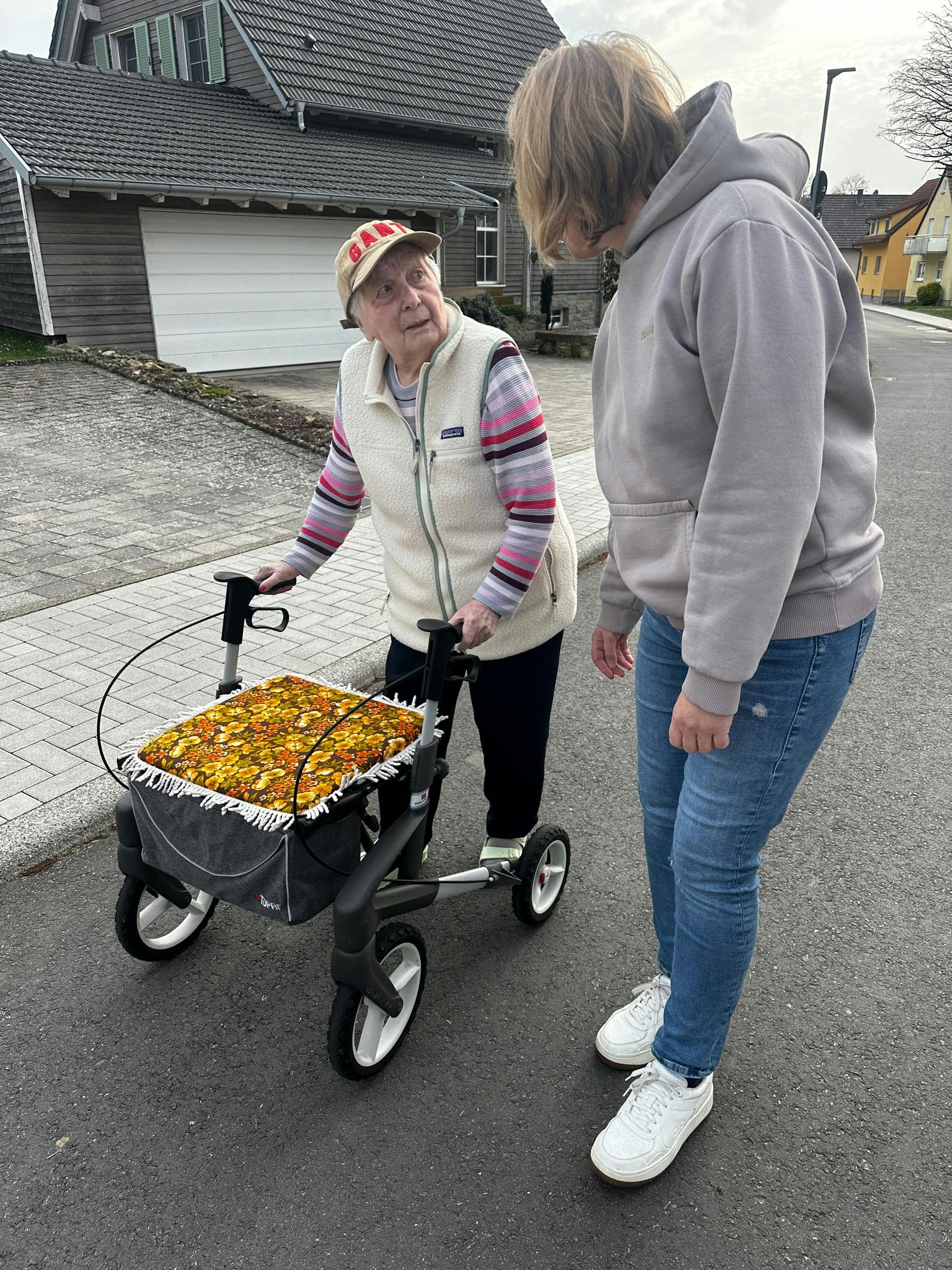 Emi und Melanie beim Training mit dem Rollator.