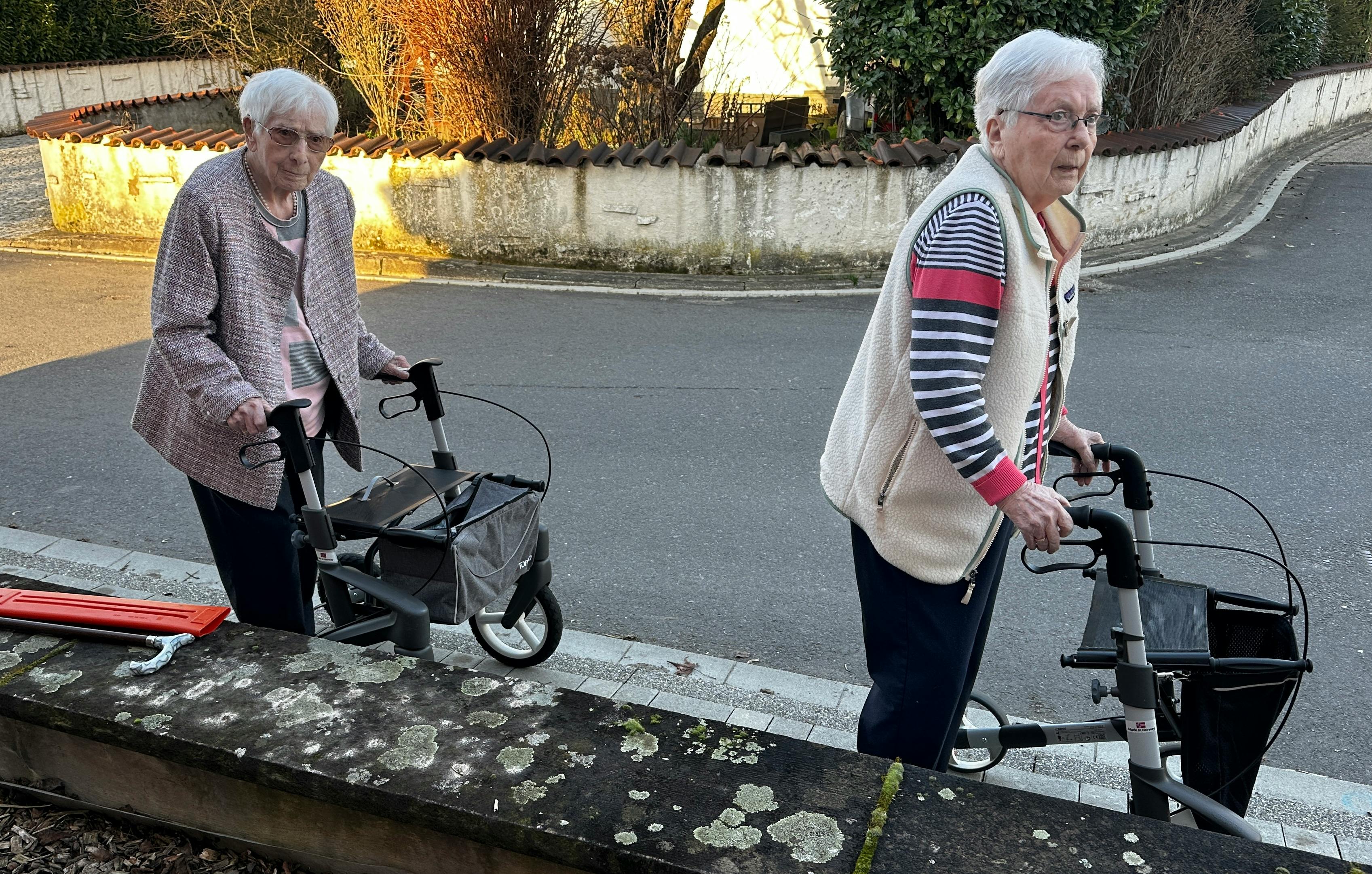 Oma (100) und Emi (95) marschieren mit dem Rollator.