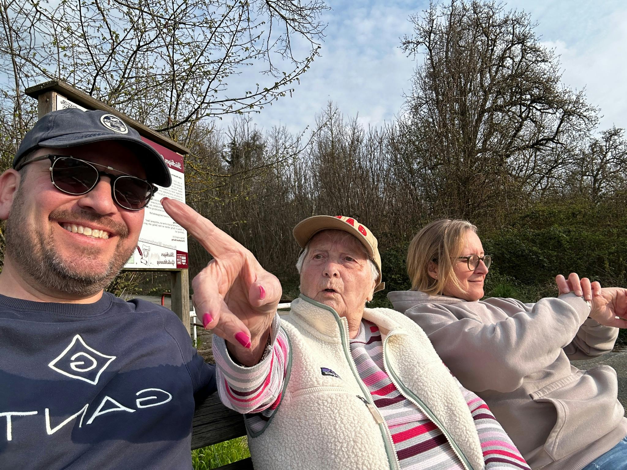 Ein erster kleiner Ausflug mit Emi auf die Bank im Dorf.