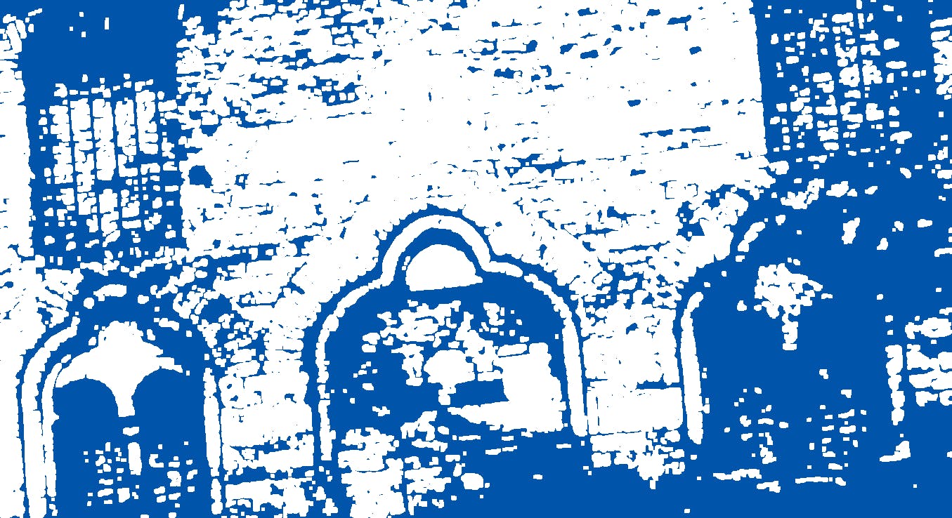 Romanische Fassade, stark kontrastiert in blau.