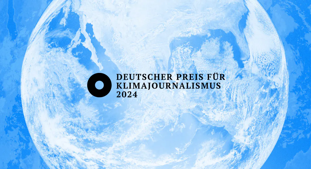 Der Header zeigt das Logo "Deutscher Preis für Klimajournalismus 2024" in großen, schwarzen Buchstaben. Im Hintergrund ist weiß abgesetzt auf Blau eine stilisierte Weltkugel zu sehen.