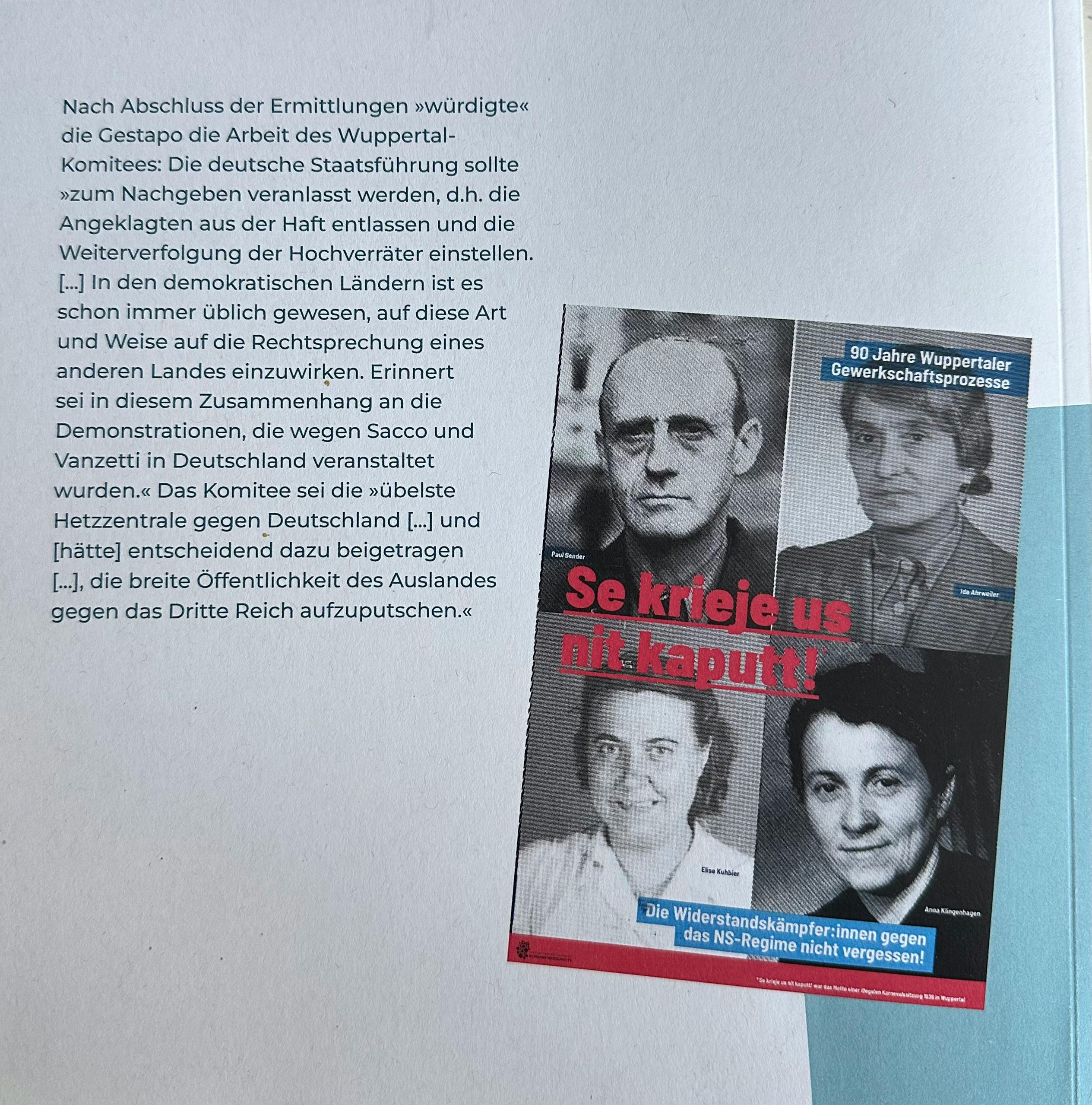 Rückseite des Heftes "Solidaire Hulp" von Stephan Stracke. Darauf ein Auszug über die Wirkkraft des Wuppertal Komitee aus Sicht der Nazis: "Nach Abschluss der Ermittlungen »würdigte« die Gestapo die Arbeit des Wuppertal-Komitees: Die deutsche Staatsführung sollte
»zum Nachgeben veranlasst werden, d.h. die Angeklagten aus der Haft entlassen und die Weiterverfolgung der Hochverräter einstellen.
[...] In den demokratischen Ländern ist es schon immer üblich gewesen, auf diese Art und Weise auf die Rechtsprechung eines anderen Landes einzuwirken. Erinnert sei in diesem Zusammenhang an die Demonstrationen, die wegen Sacco und Vanzetti in Deutschland veranstaltet wurden.« Das Komitee sei die »übelste Hetzzentrale gegen Deutschland [...] und [hätte] entscheidend dazu beigetragen [..], die breite Offentlichkeit des Auslandes gegen das Dritte Reich aufzuputschen.«"