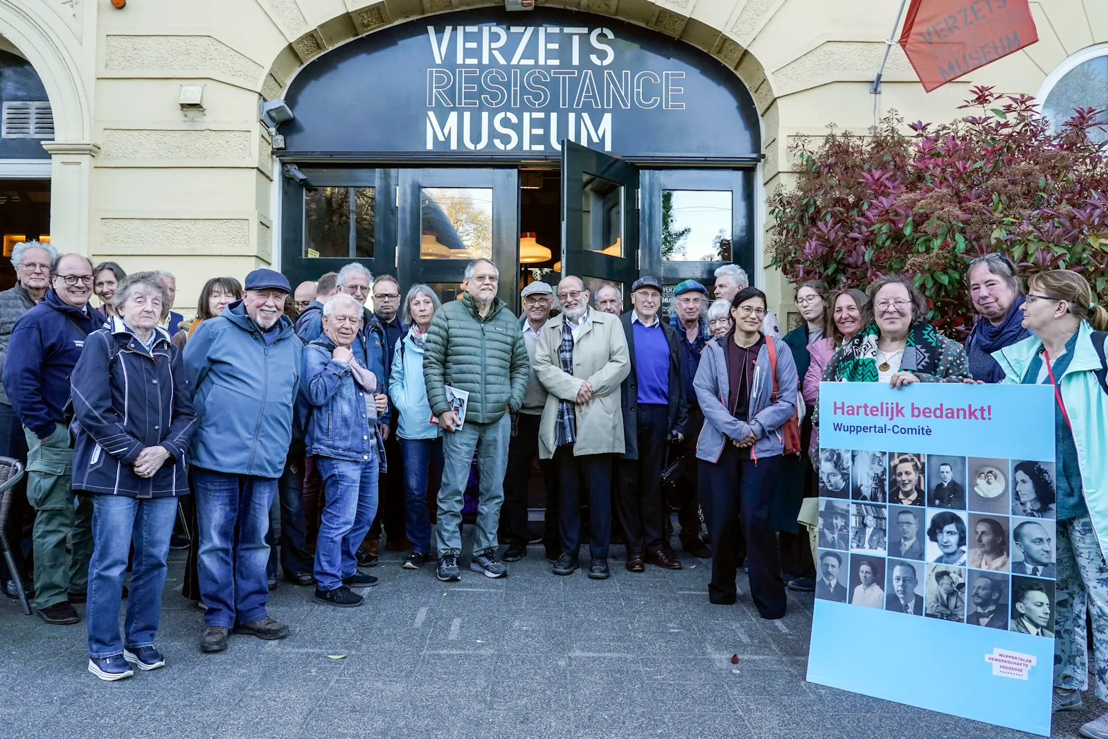 Gruppenbild mit einigen der Teilnehmenden der Erinnerungsreise nach Amsterdam vor dem Eingang des Verzetsmuseum in Amsterdam.