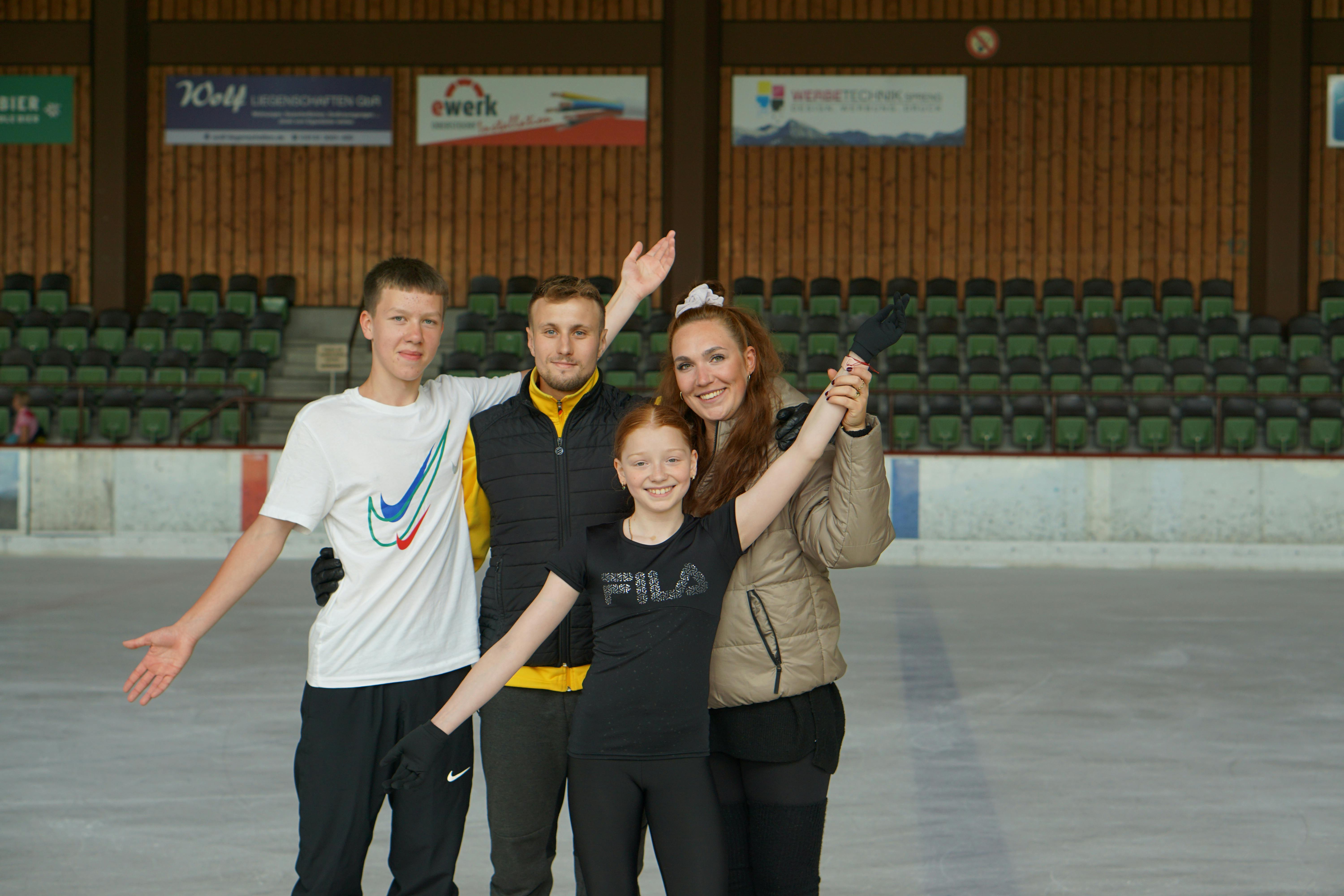 Genrikh Gartung (links) und Sophie Erhardt mit Trainern Niko Ulanovsky und Ria Schiffner in Oberstdorf.