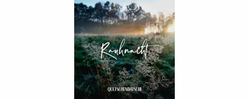 Cover der CD Rauhnacht von Quetschendatschi: frostige Wiese, Wald und flache Lichteinstrahlung