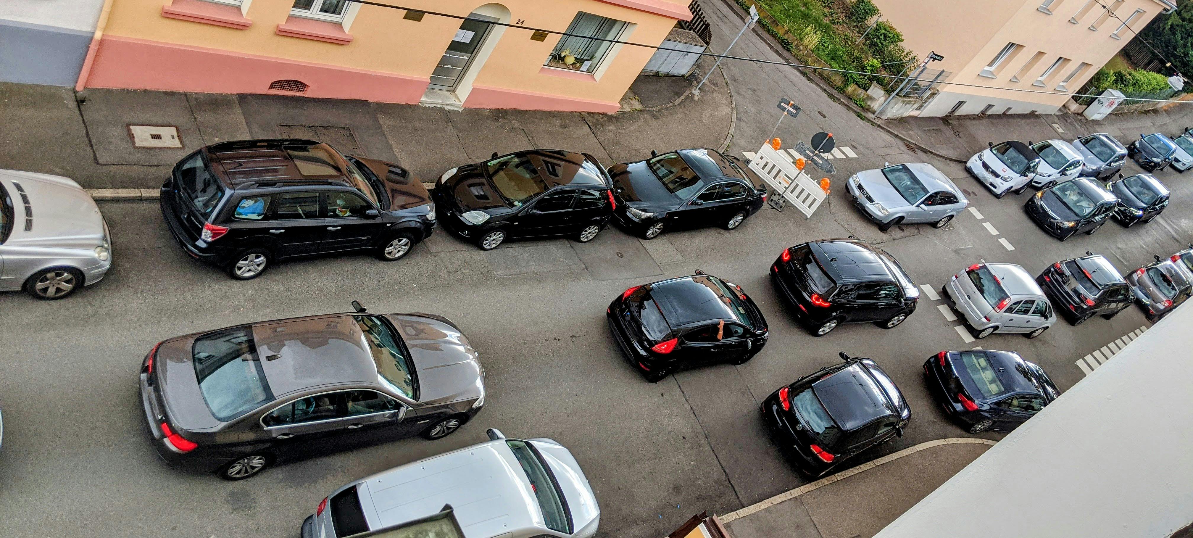 Im Bezirksbeirat Stuttgart-Ost wird auch über eine Verkehrsuntersuchung in Gaisburg - hier die Schurwaldstraße - berichtet.  Foto: Jürgen Brand