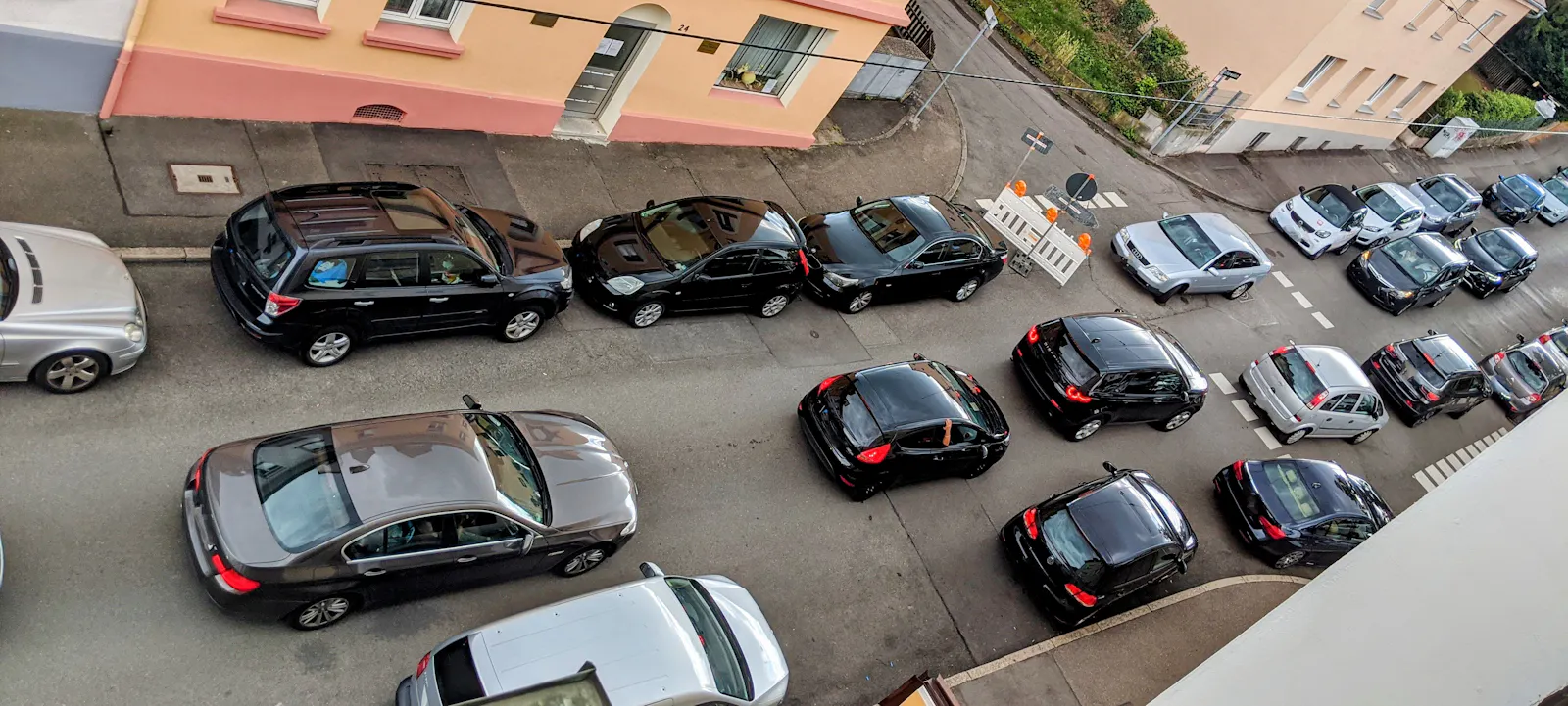 Im Bezirksbeirat Stuttgart-Ost wird auch über eine Verkehrsuntersuchung in Gaisburg - hier die Schurwaldstraße - berichtet. Foto: Jürgen Brand