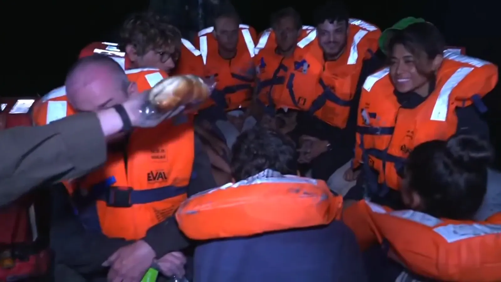 Screenshot des Videos der IDF, das zeigt, wie die recht gut gelaunte Besatzung mit Sandwiches und Wasserflaschen versorgt wird.