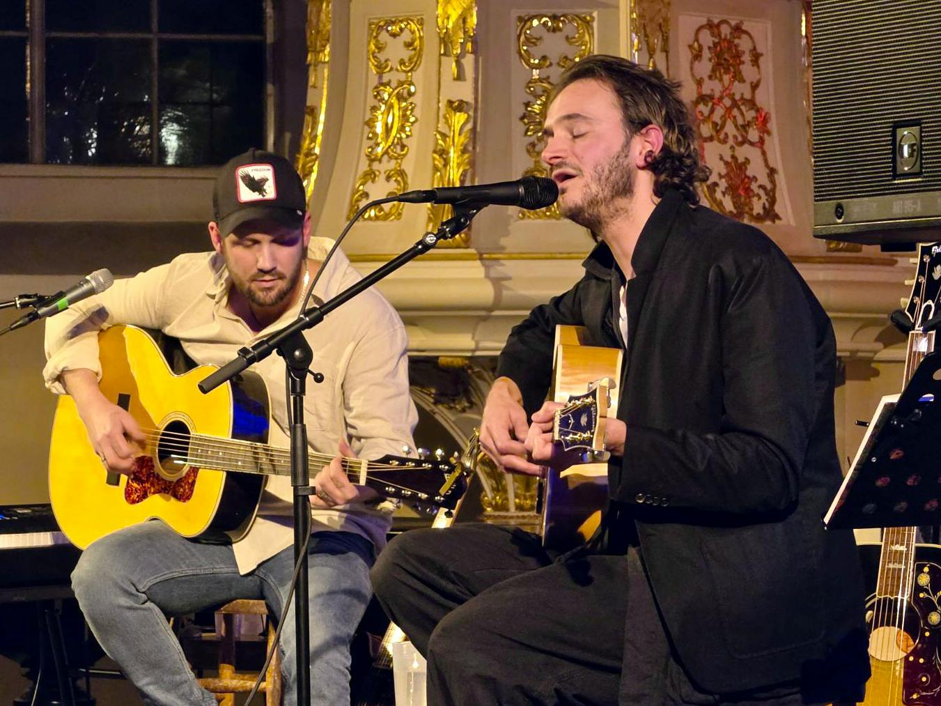 Nick Willes und Tom Smith spielen Gitarre, Smith singt.