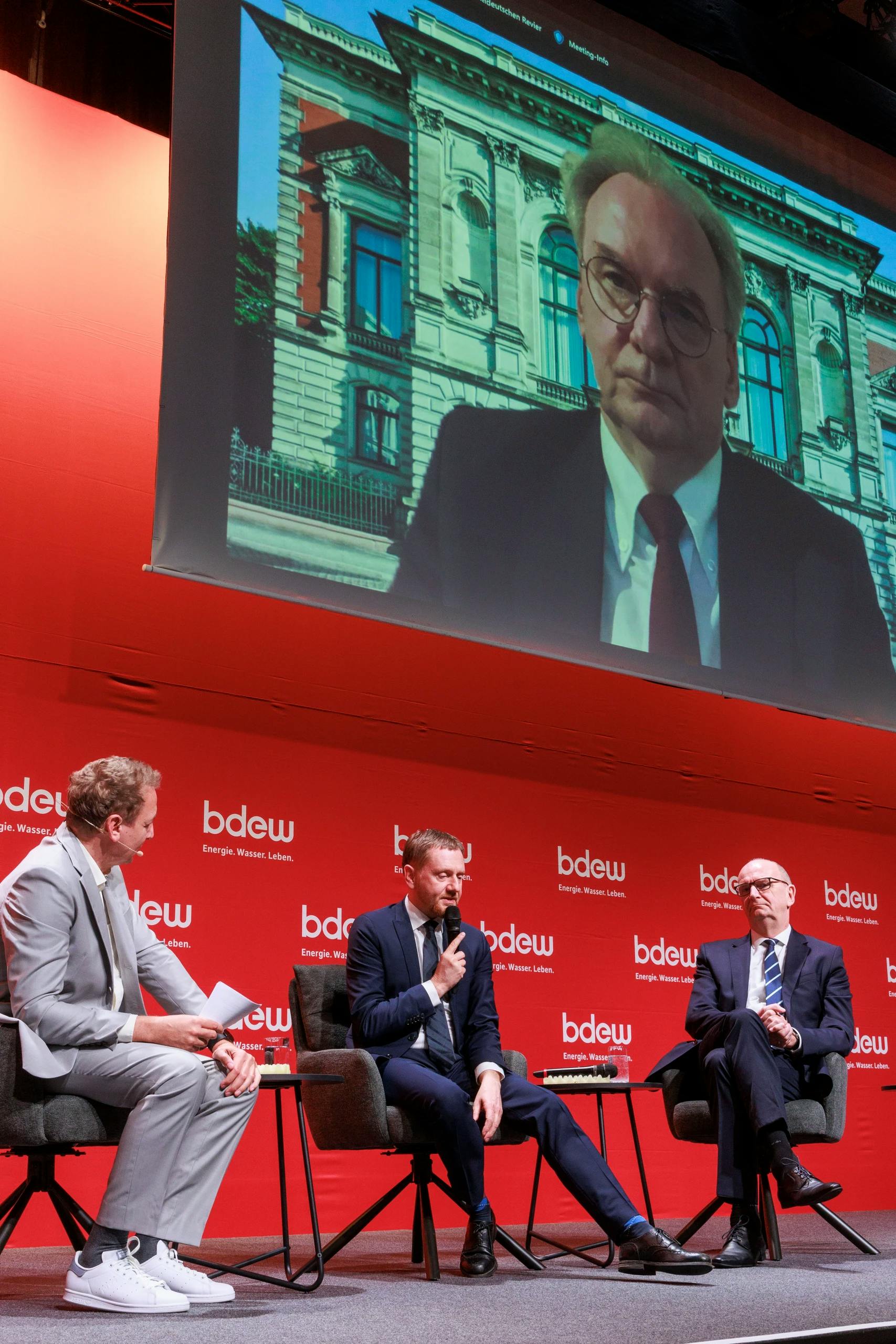 Wenig Begeisterung, wenn es um Wasserstoff geht. Die Ministerpräsidenten Haseloff, Kretschmer und Woidke in Cottbus. Foto: BDEW