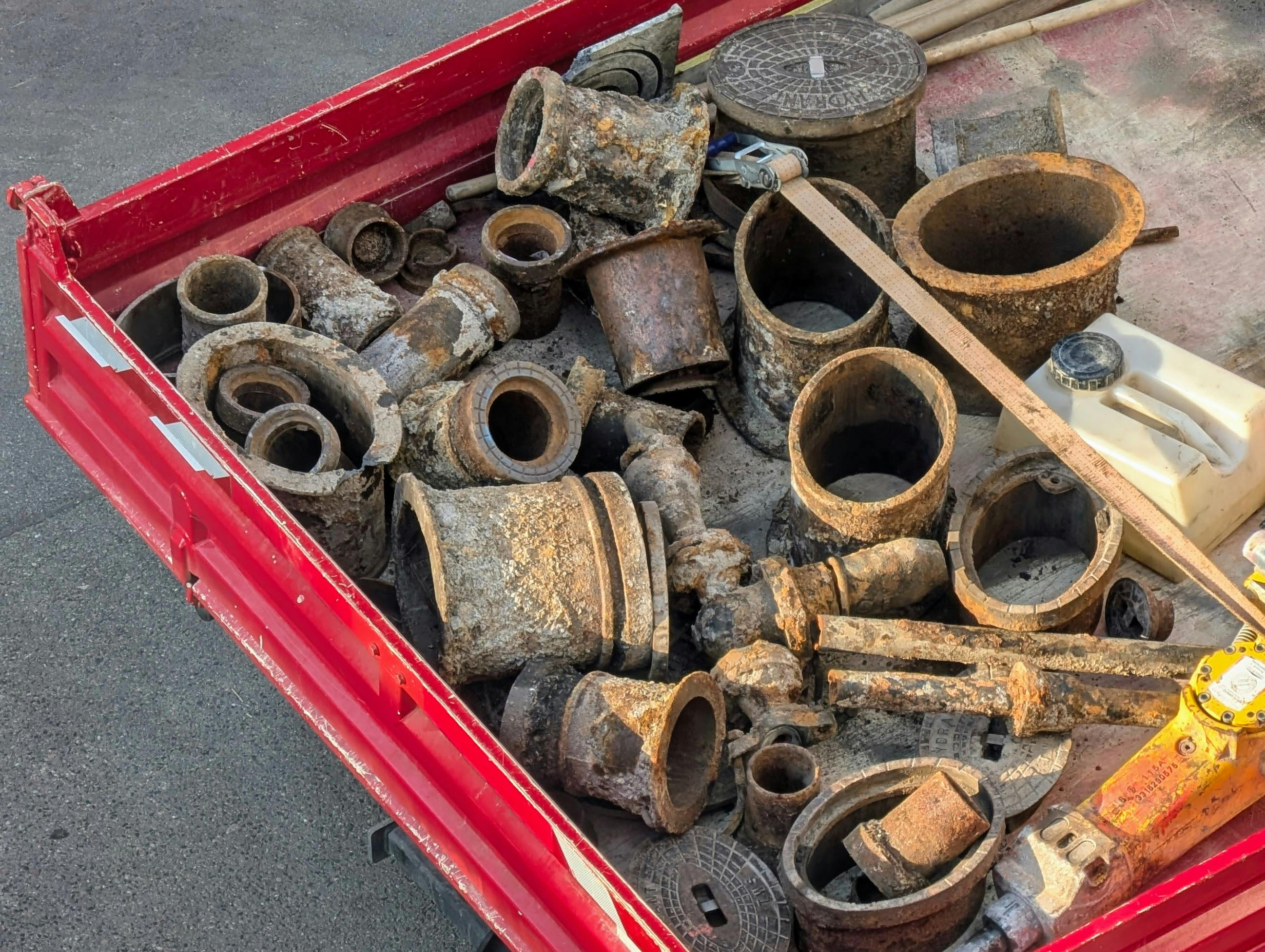 Rohrstücke aus dem Untergrund der Kreuzung Schurwaldstraße/Krauchenweg: Höchste Zeit, da was zu tun. Foto: Jürgen Brand