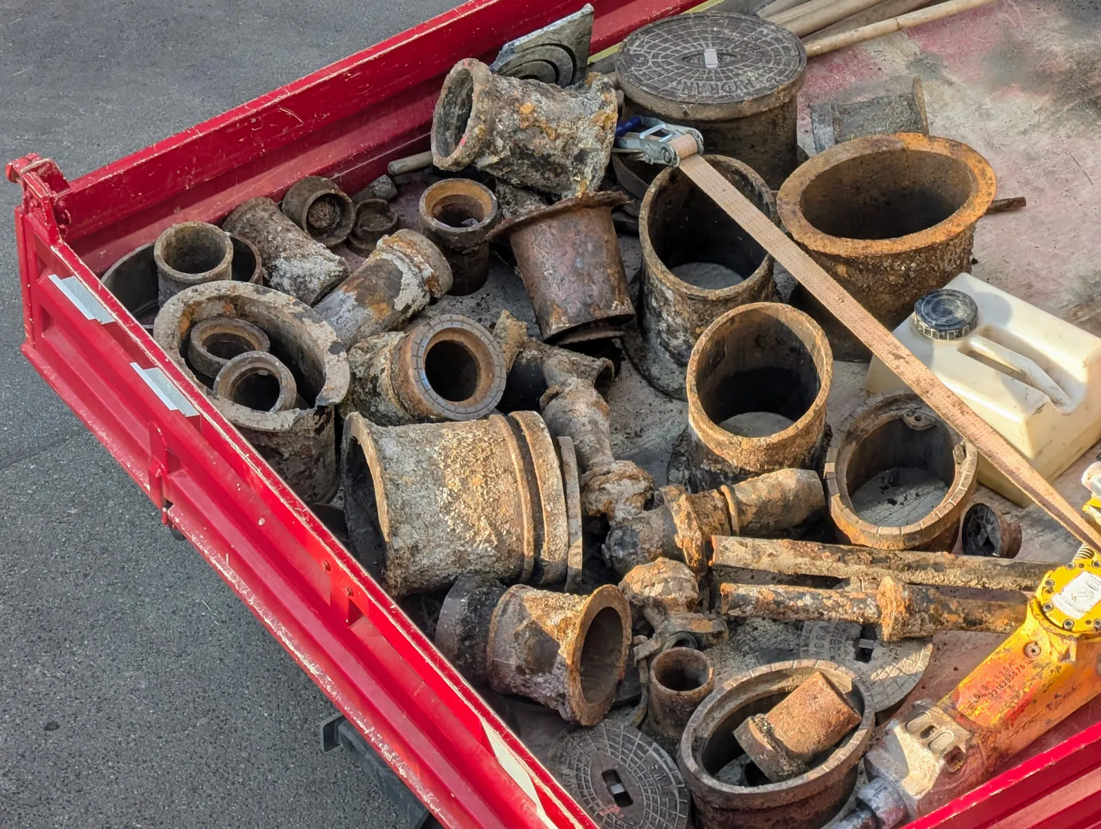 Rohrstücke aus dem Untergrund der Kreuzung Schurwaldstraße/Krauchenweg: Höchste Zeit, da was zu tun. Foto: Jürgen Brand