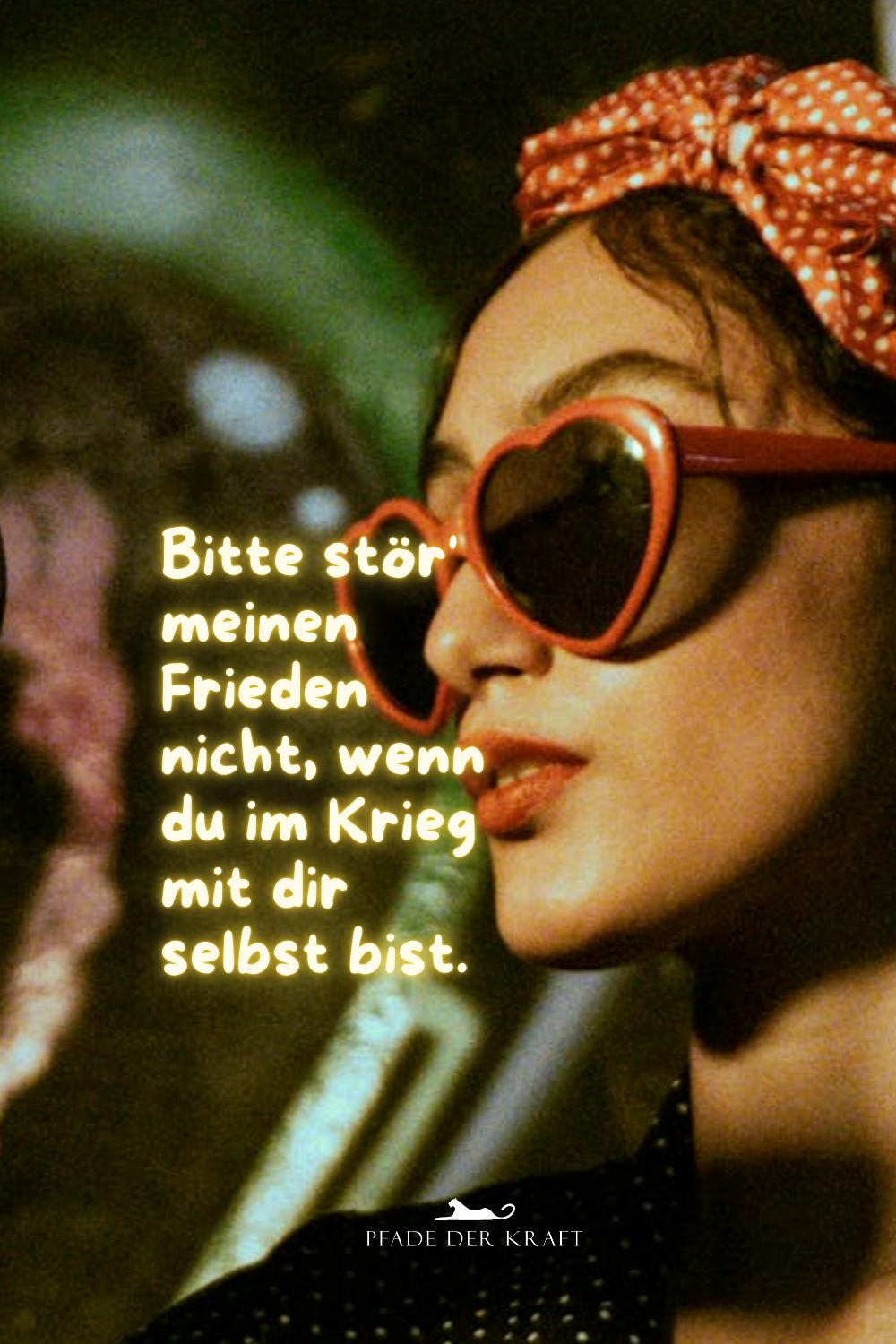 Bitte stör' meinen Frieden nicht, wenn du im Krieg mit dir selbst bist. Steht auf dem Bild. Zu sehen, eine Frau mit rotem Lippenstift und herzförmiger Brille.