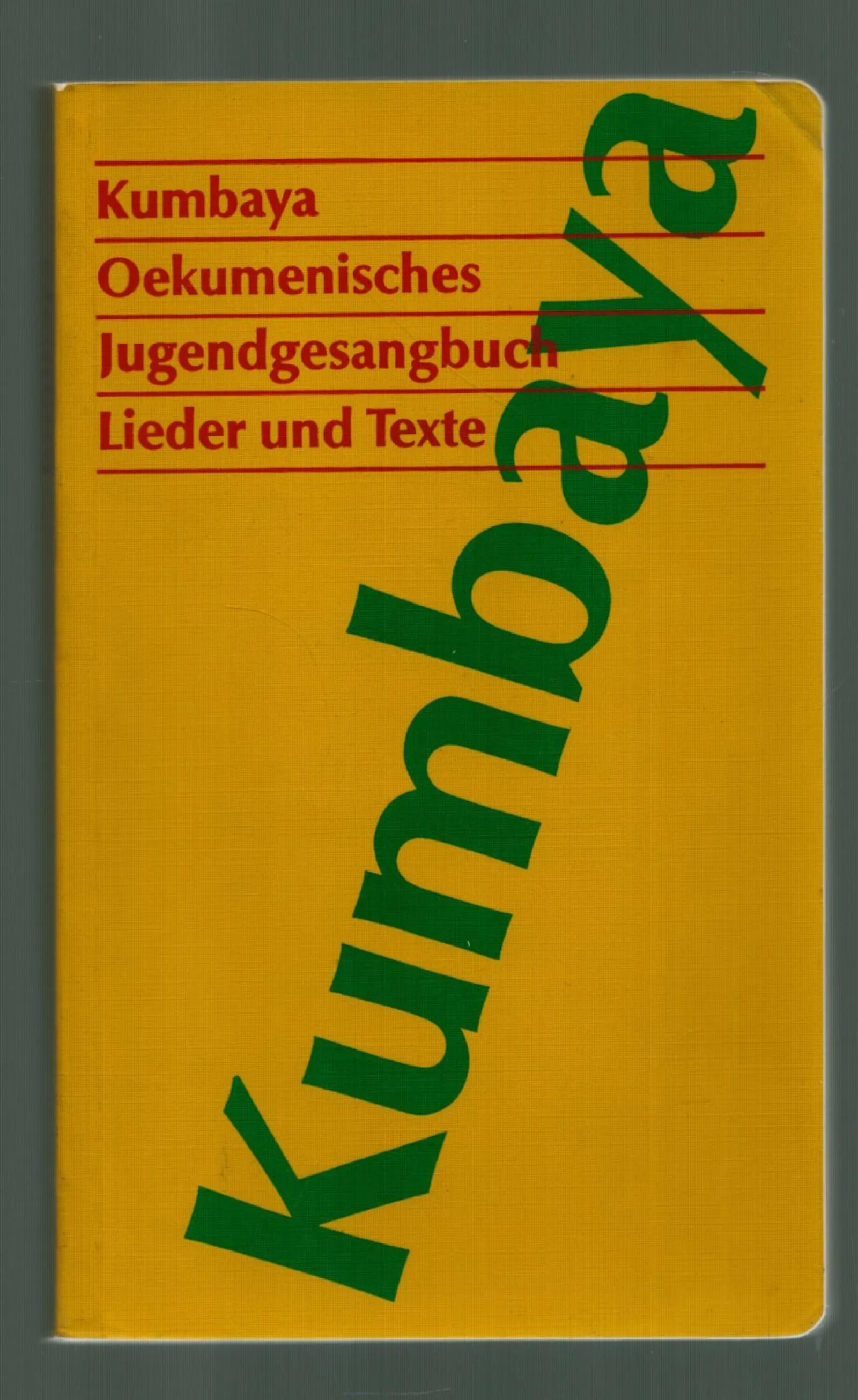 Foto eines gelben ökumenischen Gessangbuchs mit dem Titel "Kumbaya"
