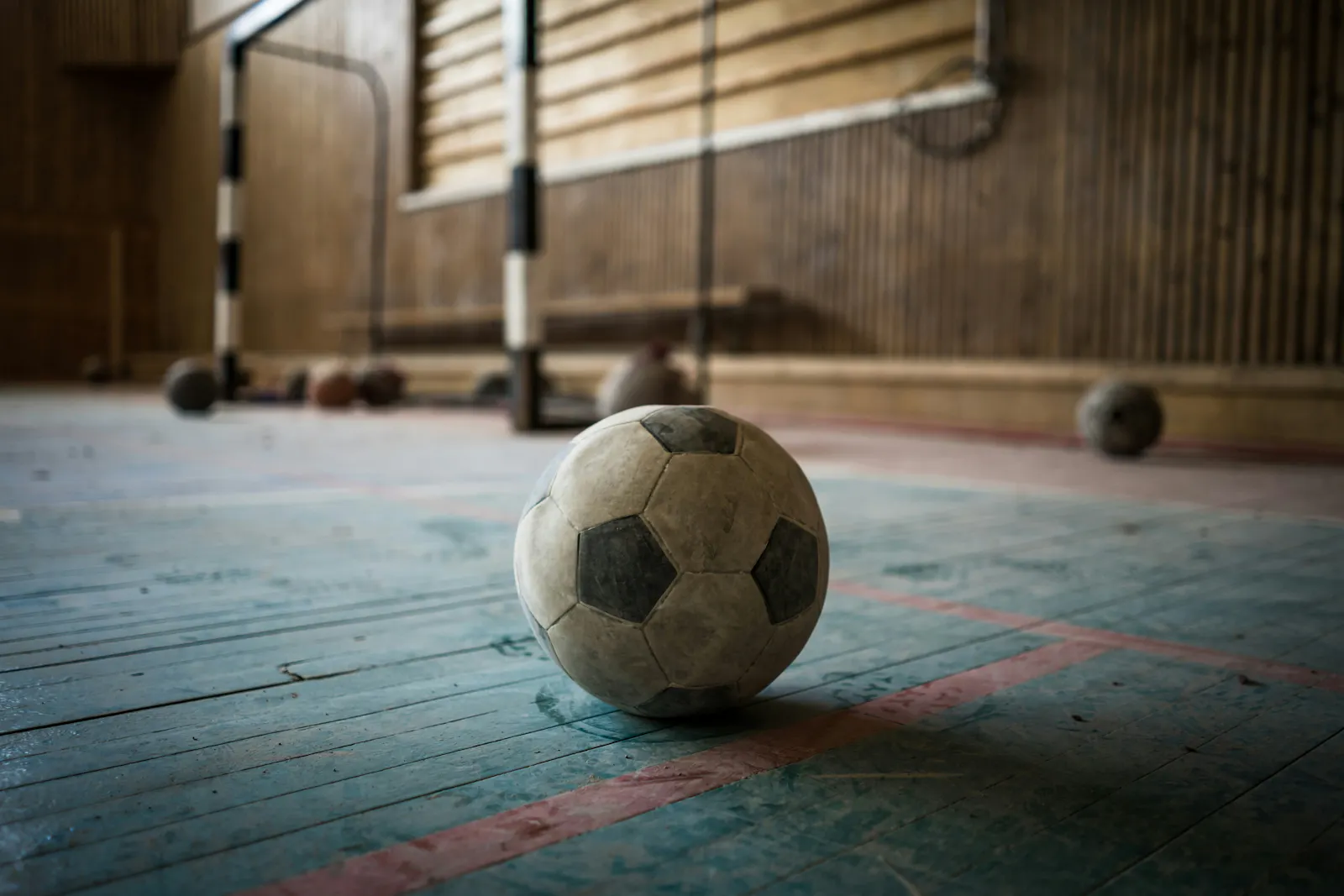 Das Bild einer alten und maroden Sporthalle