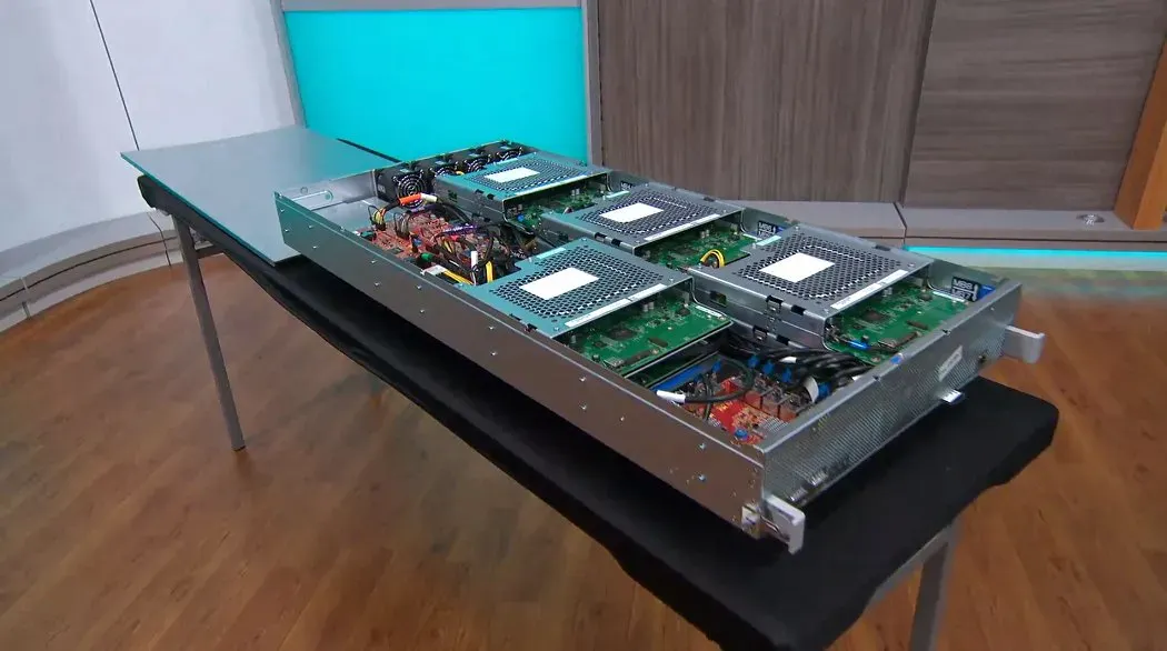 Das Bild des beschriebenen Servers, auf einem Tisch in einem Konferenzraum.