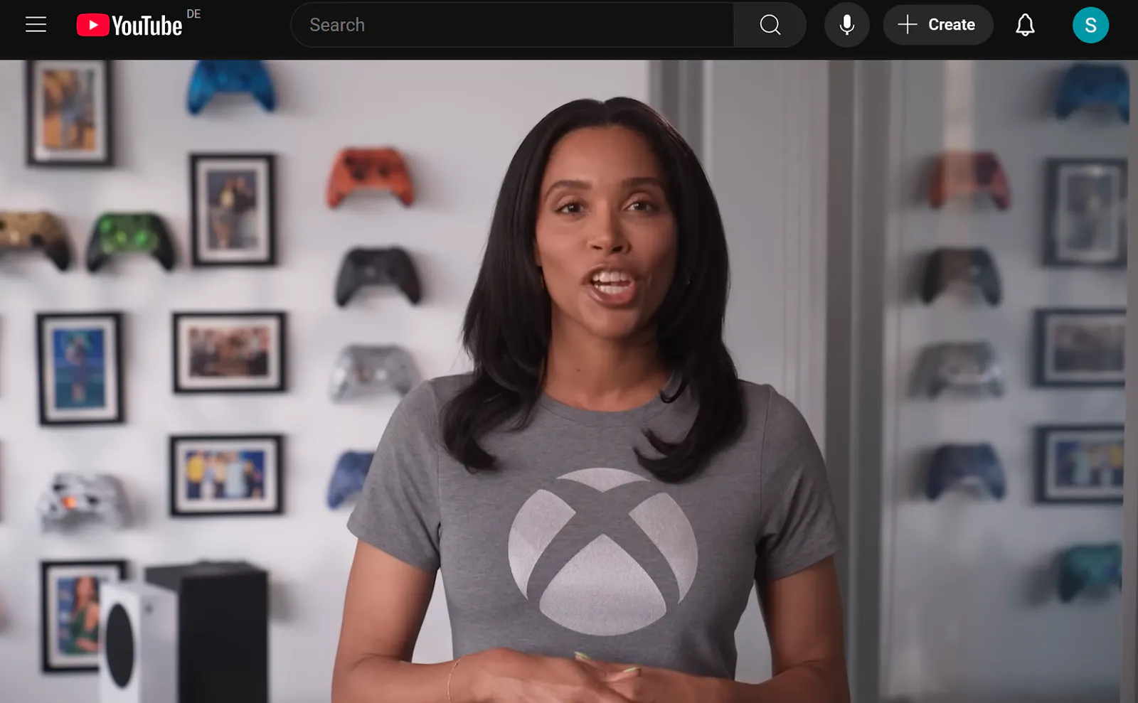 Sarah Bond, in einem Youtube-Video, mit Xbox-Shirt, während sie im Grunde nichts sagt.