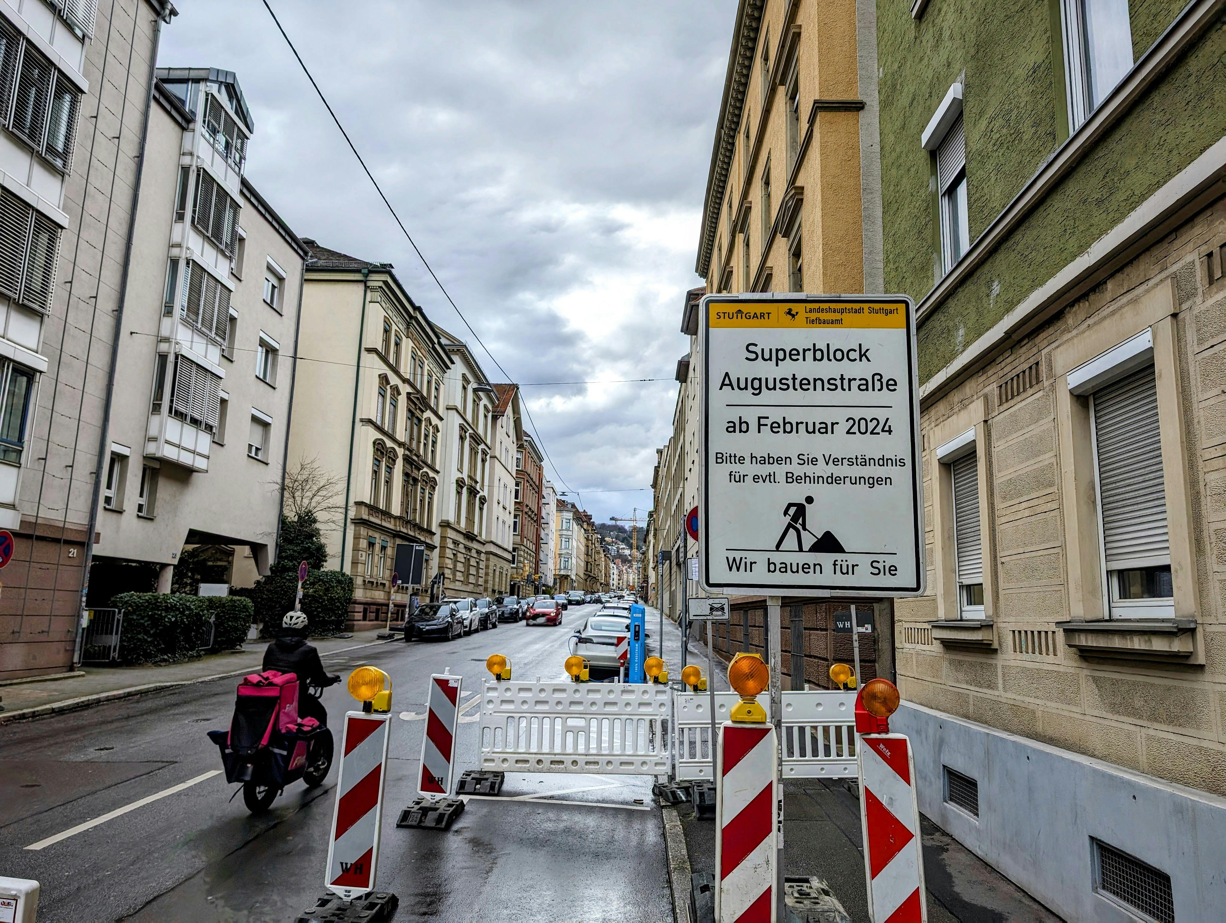 Die Gestaltungsarbeiten für den Superblock-Versuch in Stuttgart-West laufen schon. Foto: Jürgen Brand