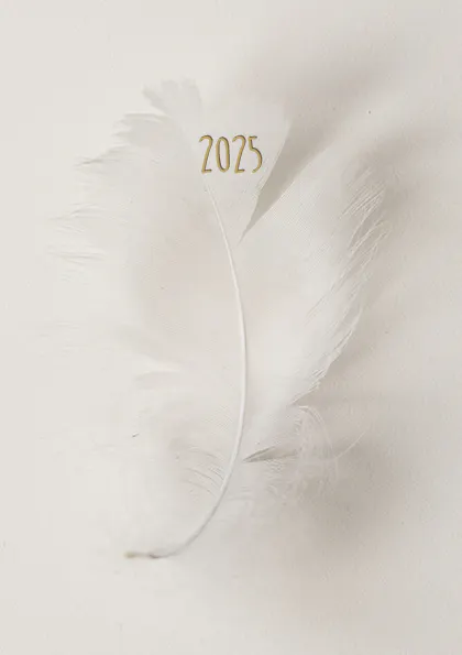 Ein Foto einer weißen Feder auf einem hellen Hintergrund. Darauf steht die Jahres-Zahl 2025
