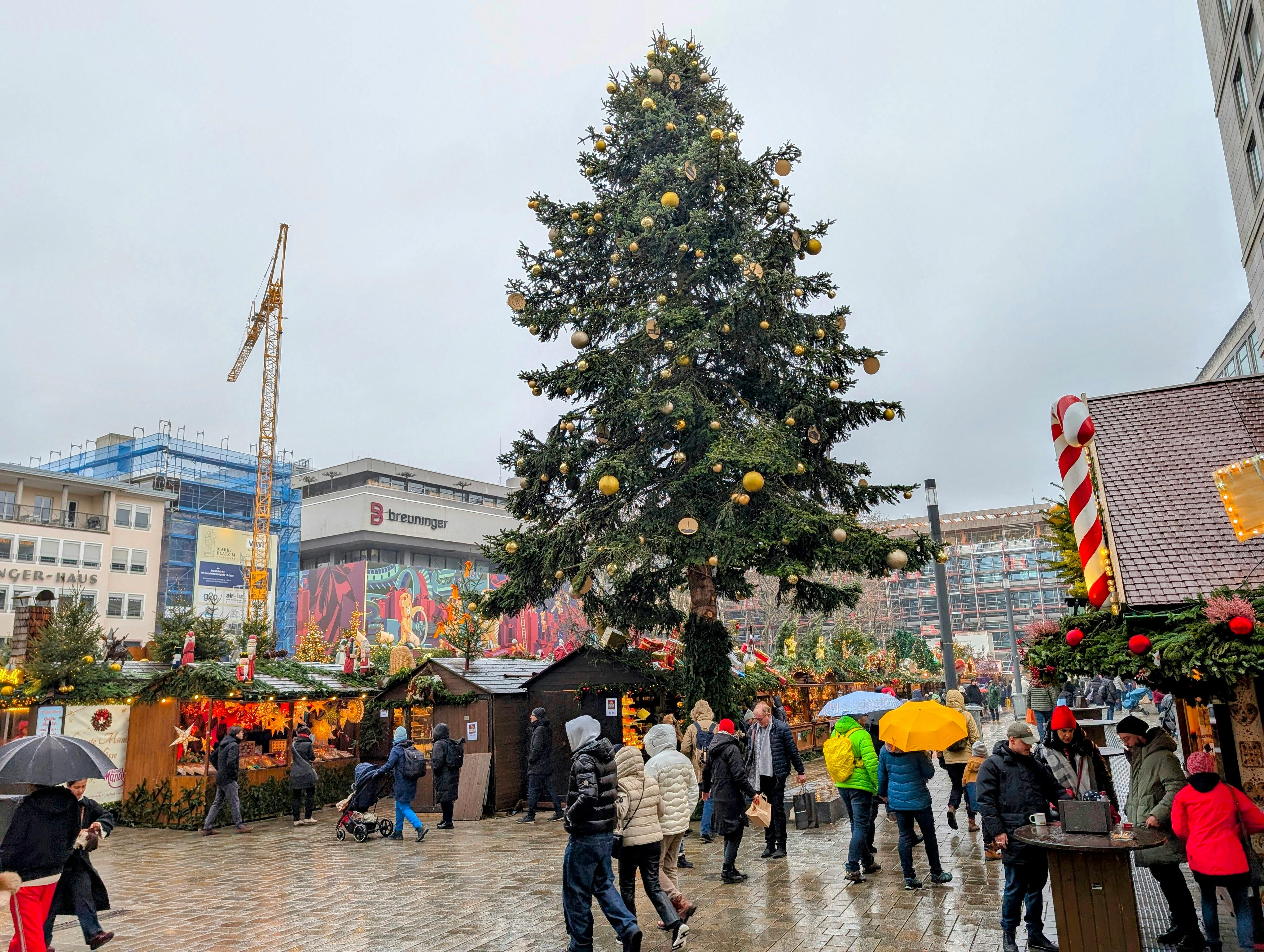 Gegen den Nieselregen am letzten Weihnachtsmarkttag half entsprechende Kleidung. Die beiden Baustellen am Marktplatz, vor allem der Umbau des Breitling-Gebäudes (rechts im Hintergrund), waren da schon eine größere Herausforderung. Foto: Jürgen Brand