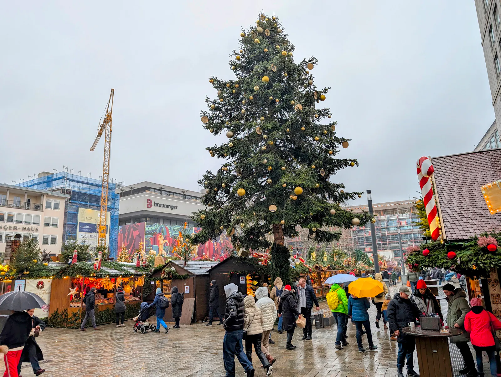 Gegen den Nieselregen am letzten Weihnachtsmarkttag half entsprechende Kleidung. Die beiden Baustellen am Marktplatz, vor allem der Umbau des Breitling-Gebäudes (rechts im Hintergrund), waren da schon eine größere Herausforderung. Foto: Jürgen Brand