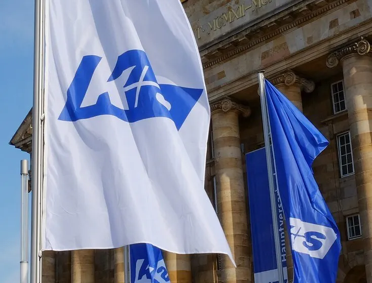 Flagge mit K+S Logo weht im Wind