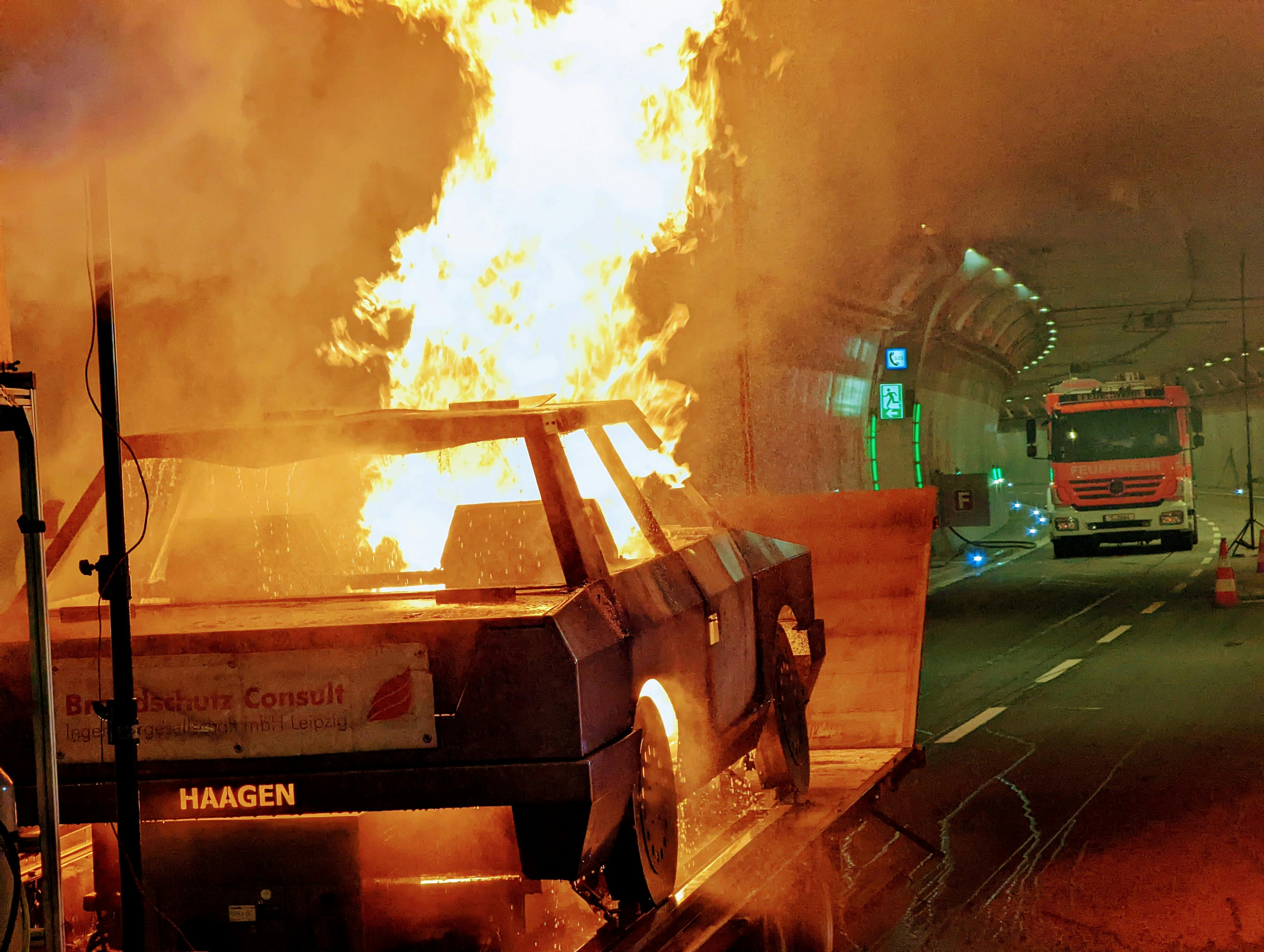 Auch das Löschen von Fahrzeugbränden im Tunnel wird geübt. Foto: Jürgen Brand