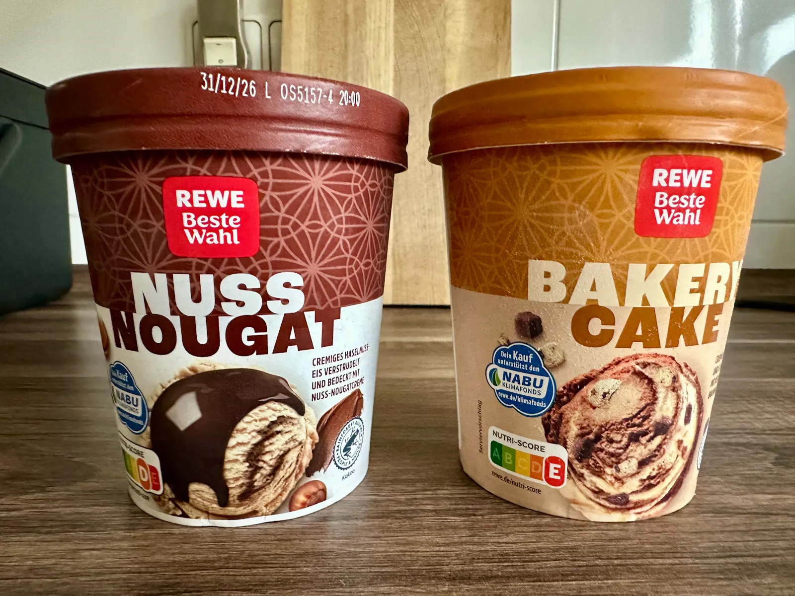 Zwei Töpfe Eis von "Rewe Beste Wahl" - einmal "Nuss Nougat", einmal "Bakery Cake".