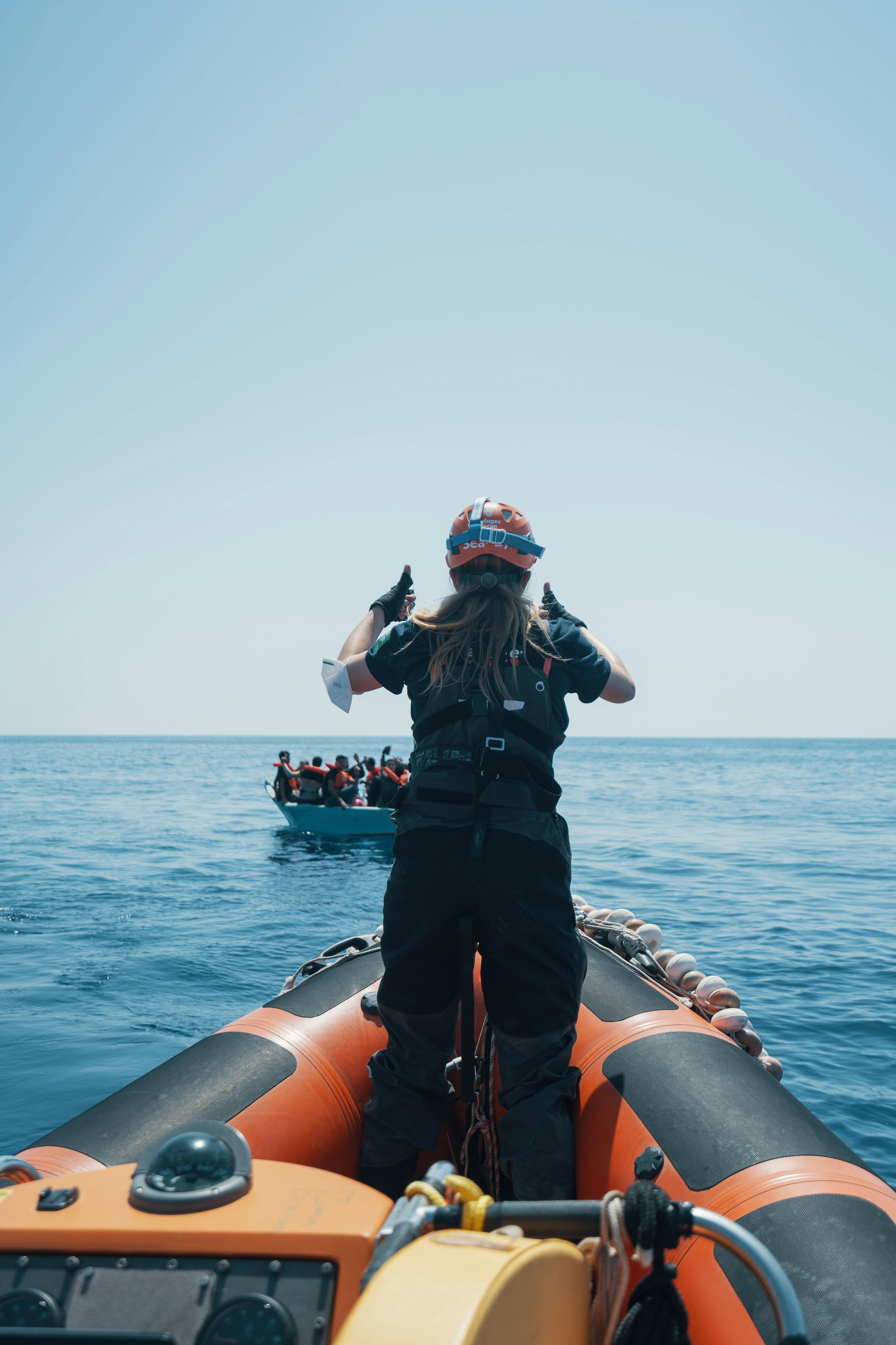 Mitglied der Sea-Eye während einer Rettungsaktion, Foto: