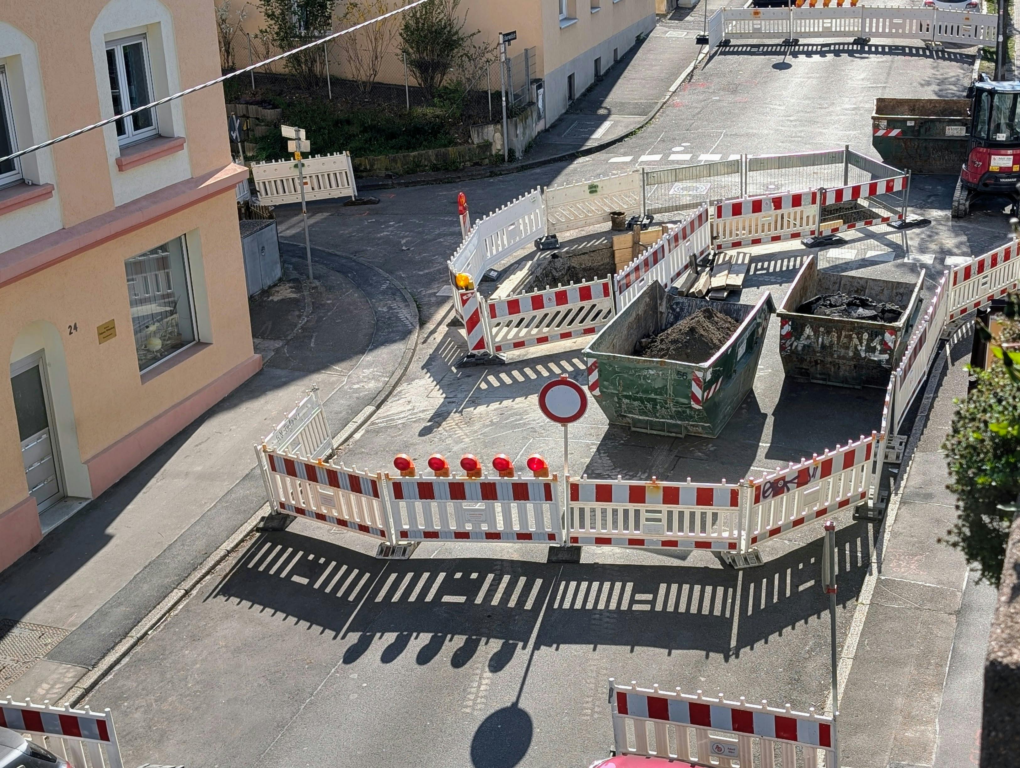 Die Baugrube auf der Kreuzung Schurwaldstraße/Krauchenweg ist größer geworden. Foto: Jürgen Brand