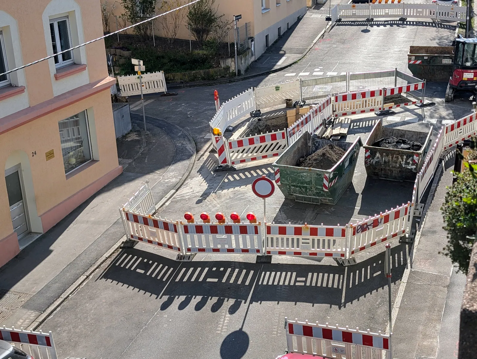 Die Baugrube auf der Kreuzung Schurwaldstraße/Krauchenweg ist größer geworden. Foto: Jürgen Brand