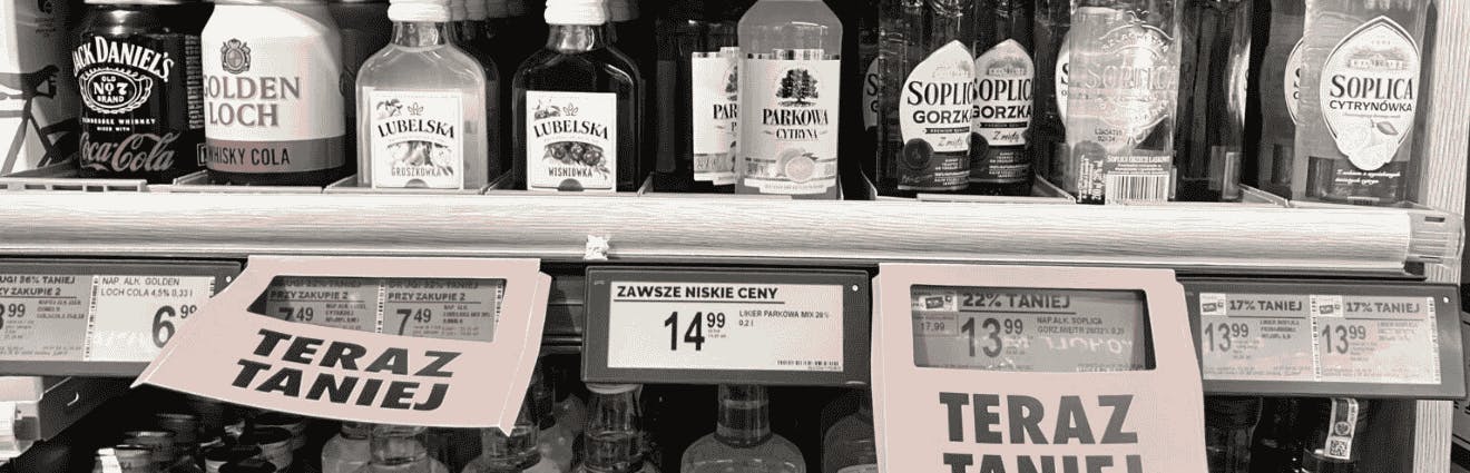 Flachmänner in Glasflaschen im Supermarkt-Regal. Ab der zweiten Flasche um die Hälfte billiger.
