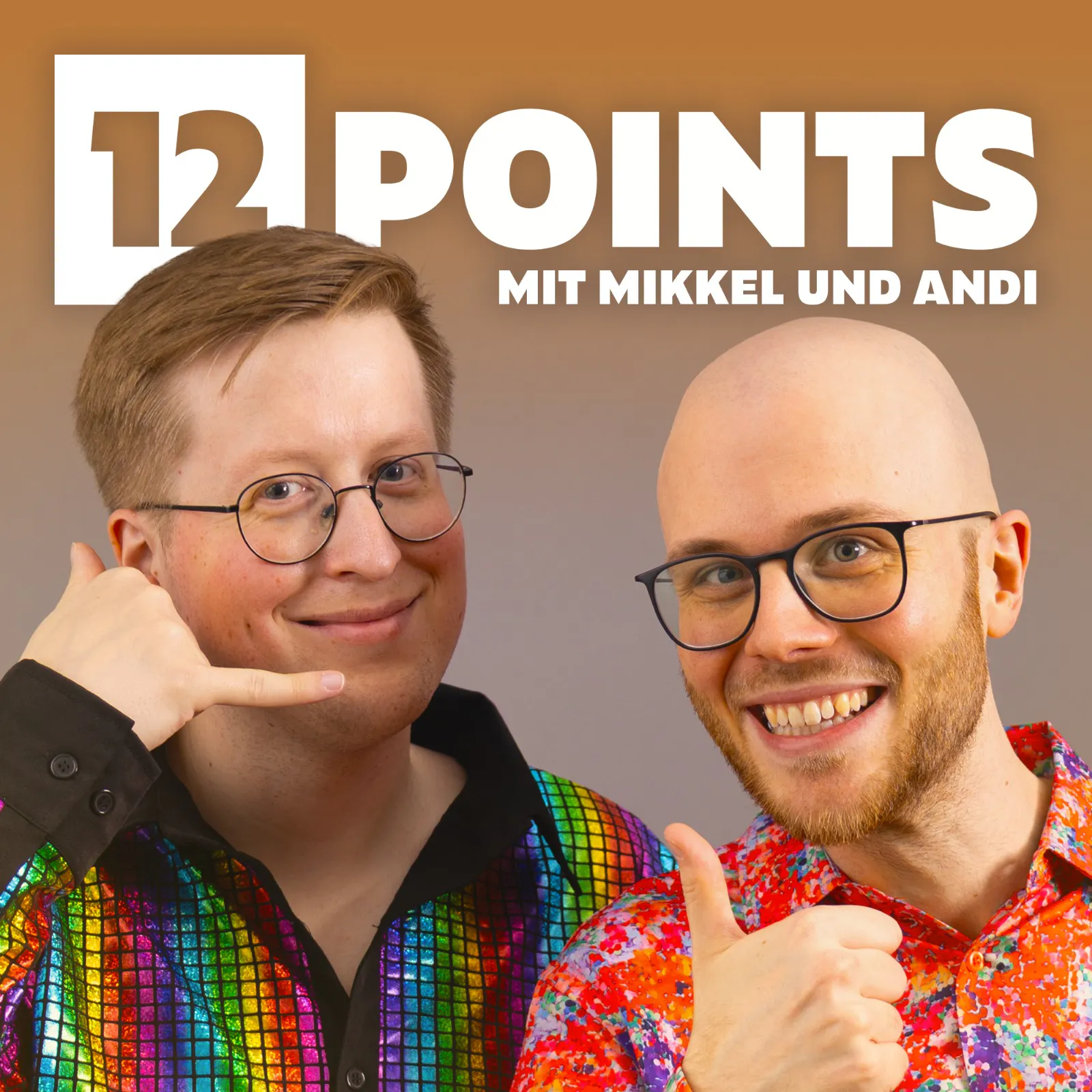 12 Points Cover mit weißen Farbverlauf. Mikkel macht Telefonhörer-Geste und hat ein buntes Hemd an. Andi trägt ein rotes und macht den Daumen hoch.