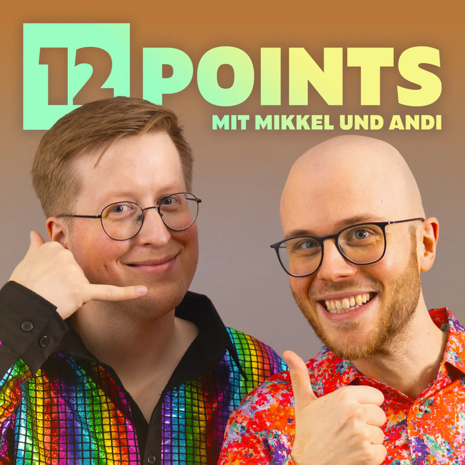 12 Points Cover mit farbenfrohen Farbverlauf. Mikkel macht Telefonhörer-Geste und hat ein buntes Hemd an. Andi trägt ein rotes und macht den Daumen hoch.