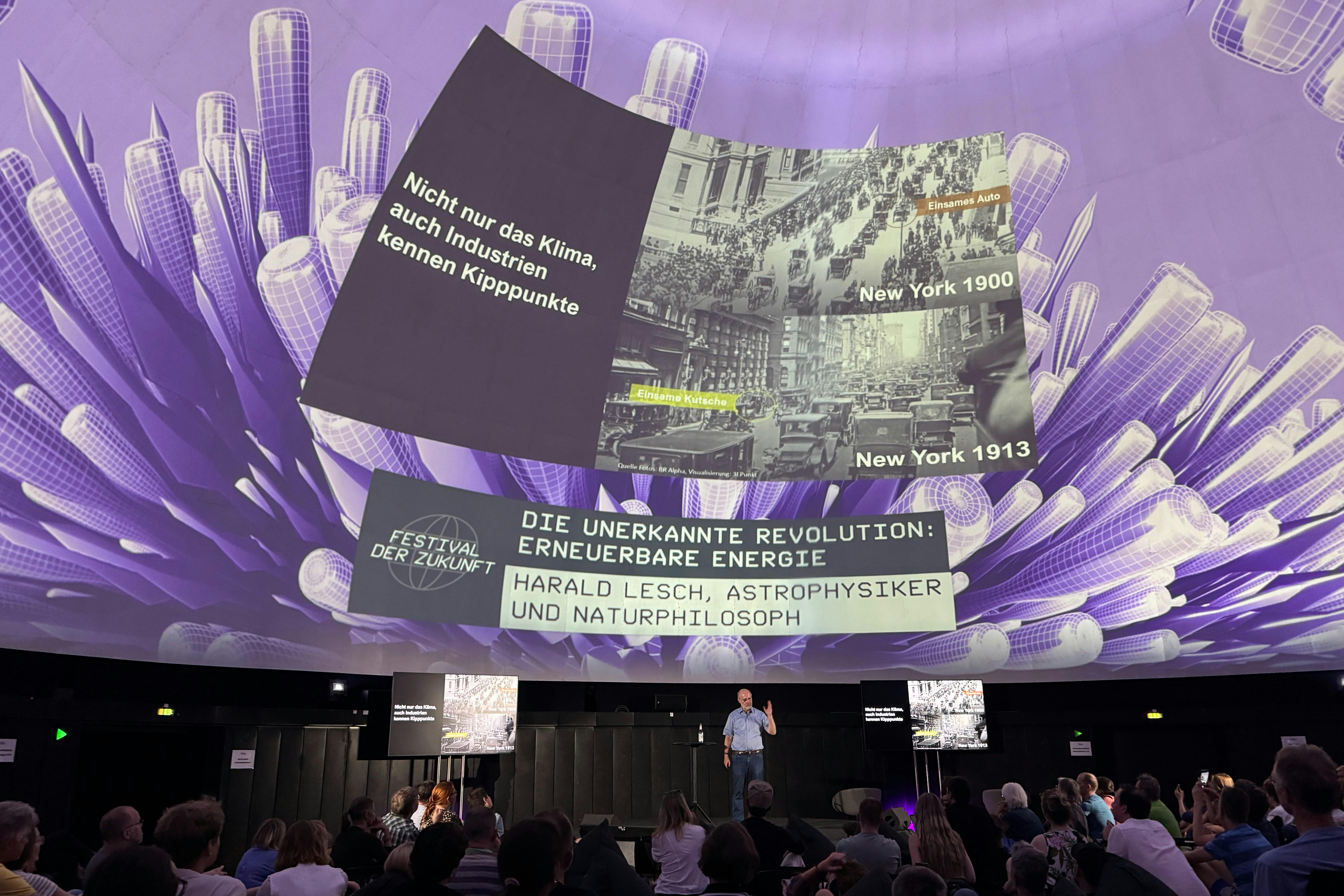 Harald Lesch auf der Bühne des ehemaligen Planetariums
