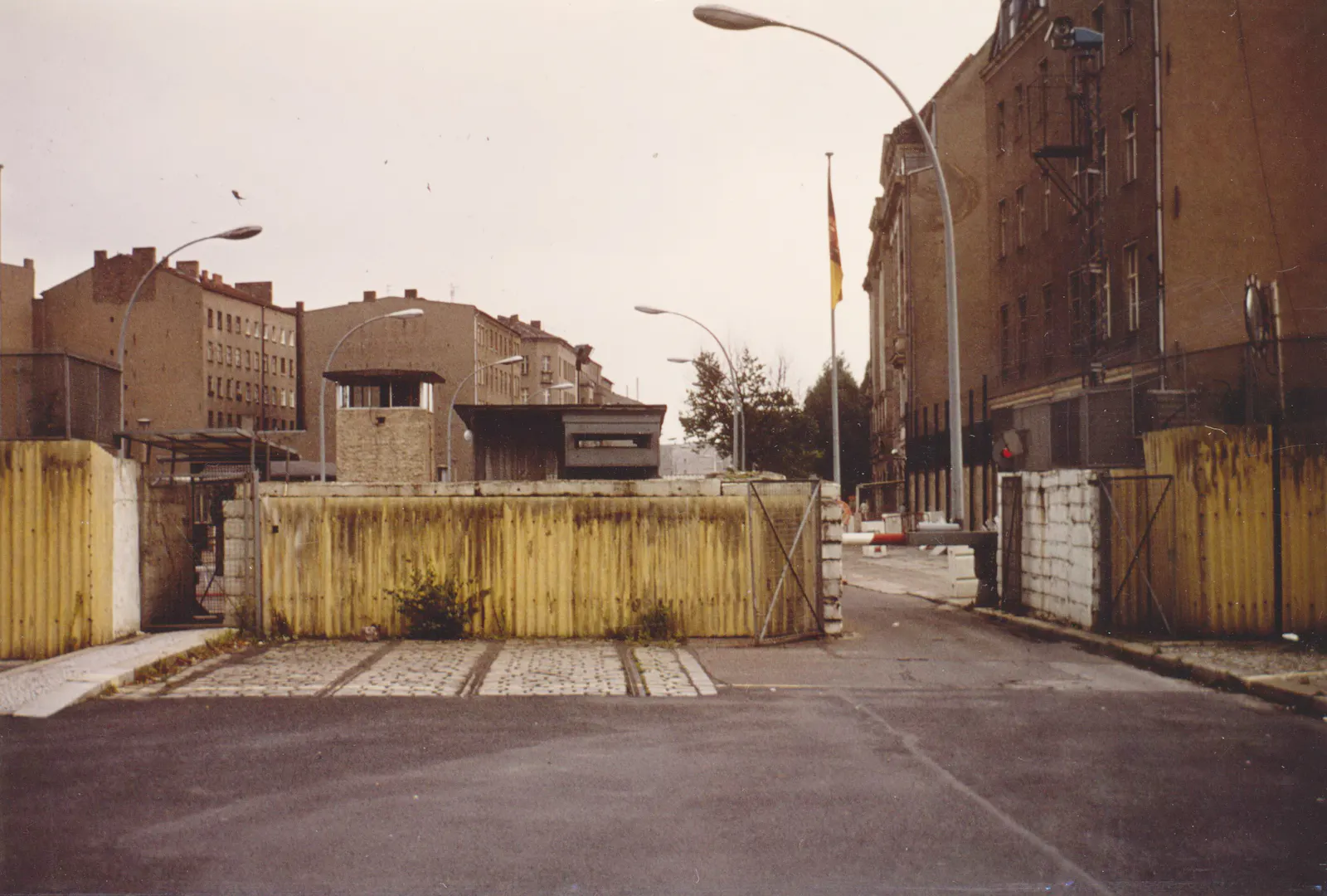 Der Grenzübergang Chausseestraße in Berlin 1977