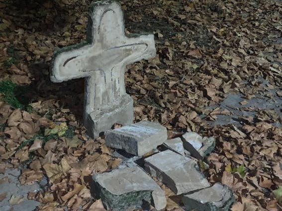 Das Gaisburger Sühnekreuz hat im Herbst sozusagen das Zeitliche gesegnet. Foto: Angelika Maier