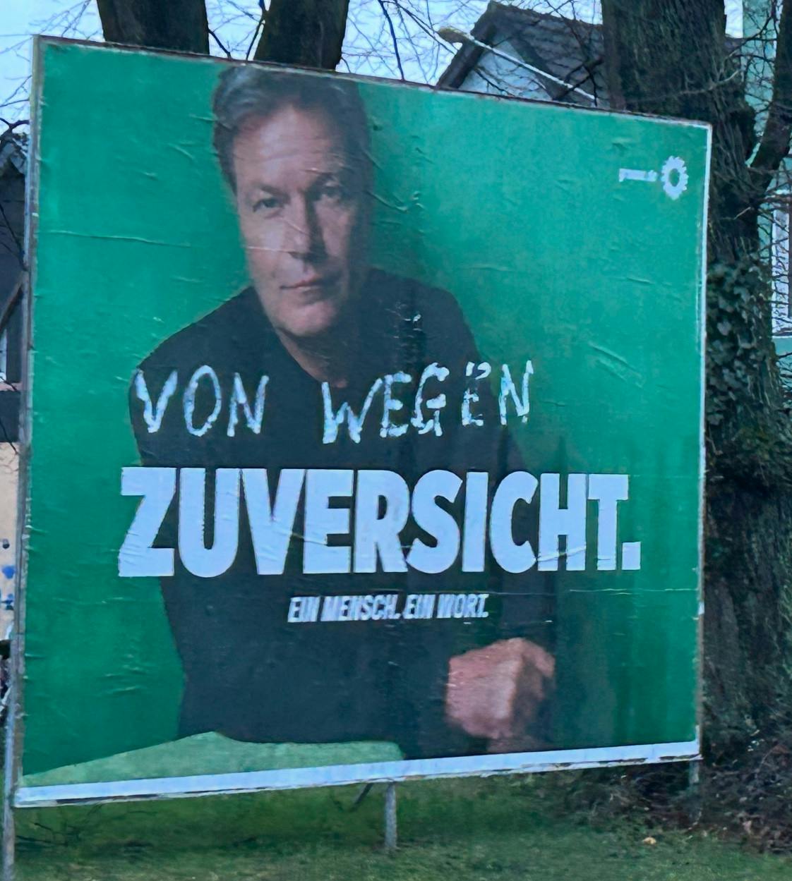 Ein Wahlplakat mit Robert Habeck, über den Wahlspruch "Zuversicht. Ein Mensch, ein Wort." wurde der Zusatz "Von wegen" gesprüht.
