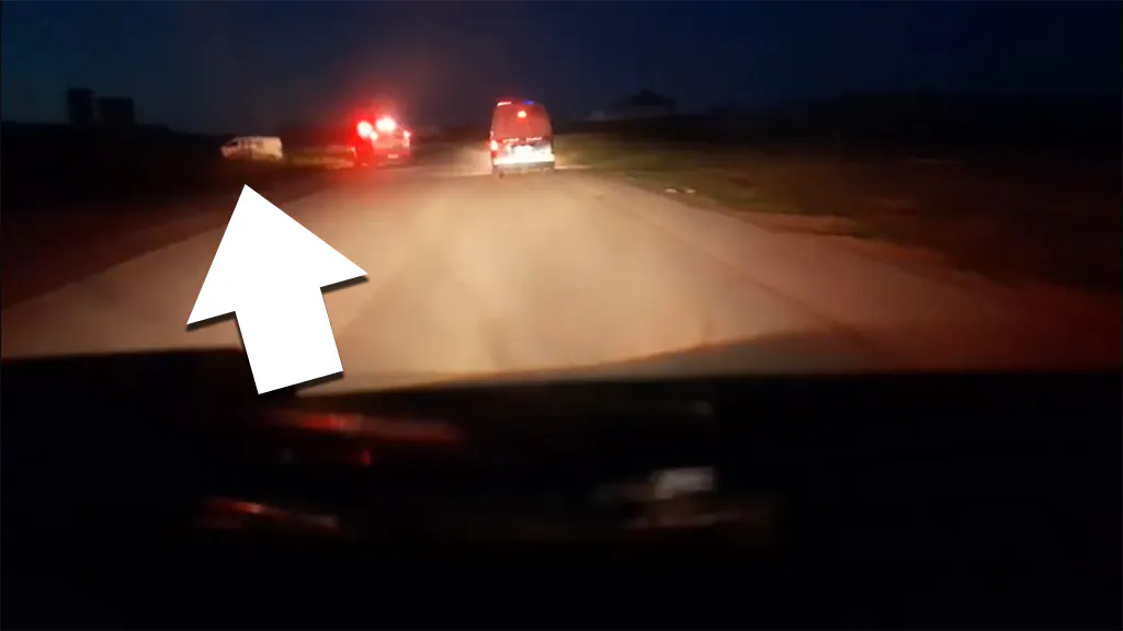 Screenshot des Videos, das stehende Fahrzeug deutlich erkennbar.