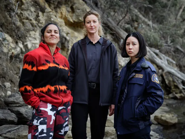 Schauspielerinnen Madeleine Sami, Kate Box und Nina Oyama aus der Serie "Deadloch" (Quelle: Amazon Studios)