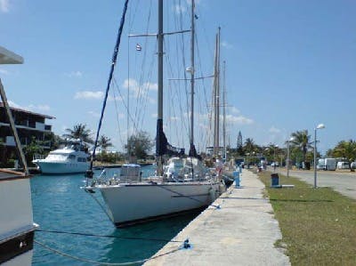 Da liegt meine  Ketsch DAISY längseits festgemacht in der Marina Hemingway bei Havanna auf Kuba.