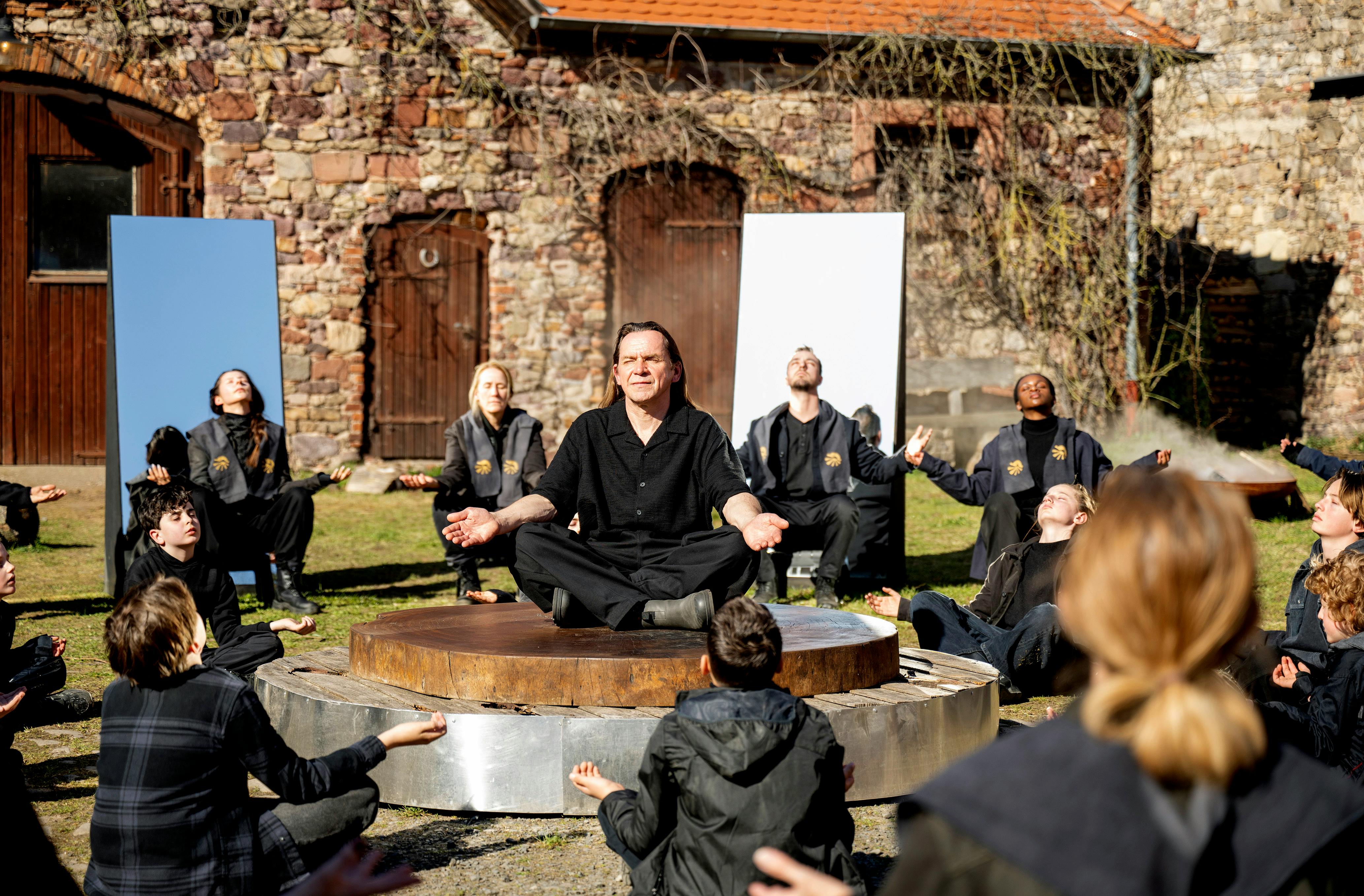 Sonne als Nahrung und Heiliung: Die Lichtsekte sitzt im Kreis // © HR/Sommerhaus/Tatiana Vdovenko